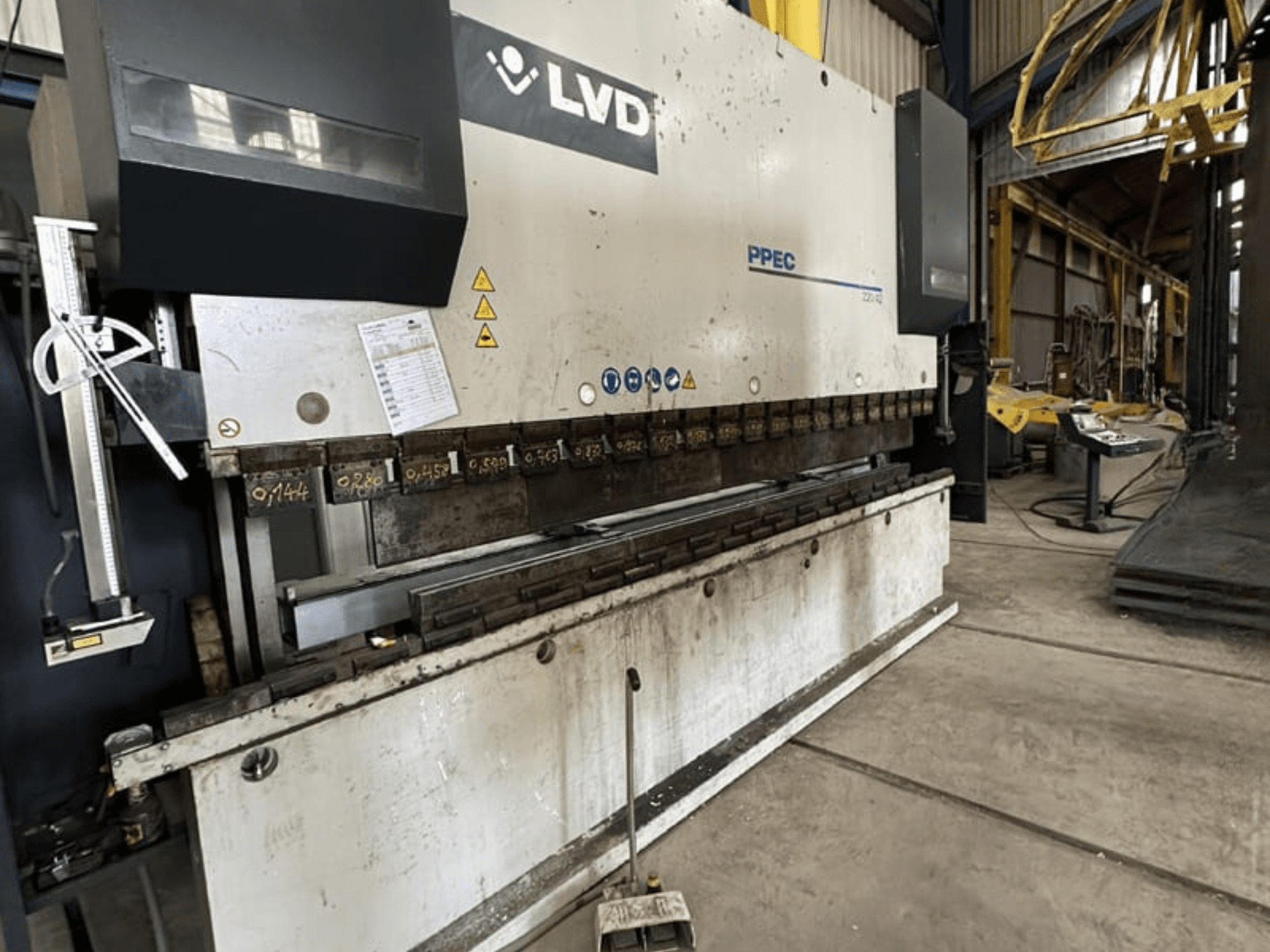 Plieuse LVD PPEC 220/42 vue de profil, avec le panneau de commande et les repères de mesure visibles sur la machine.