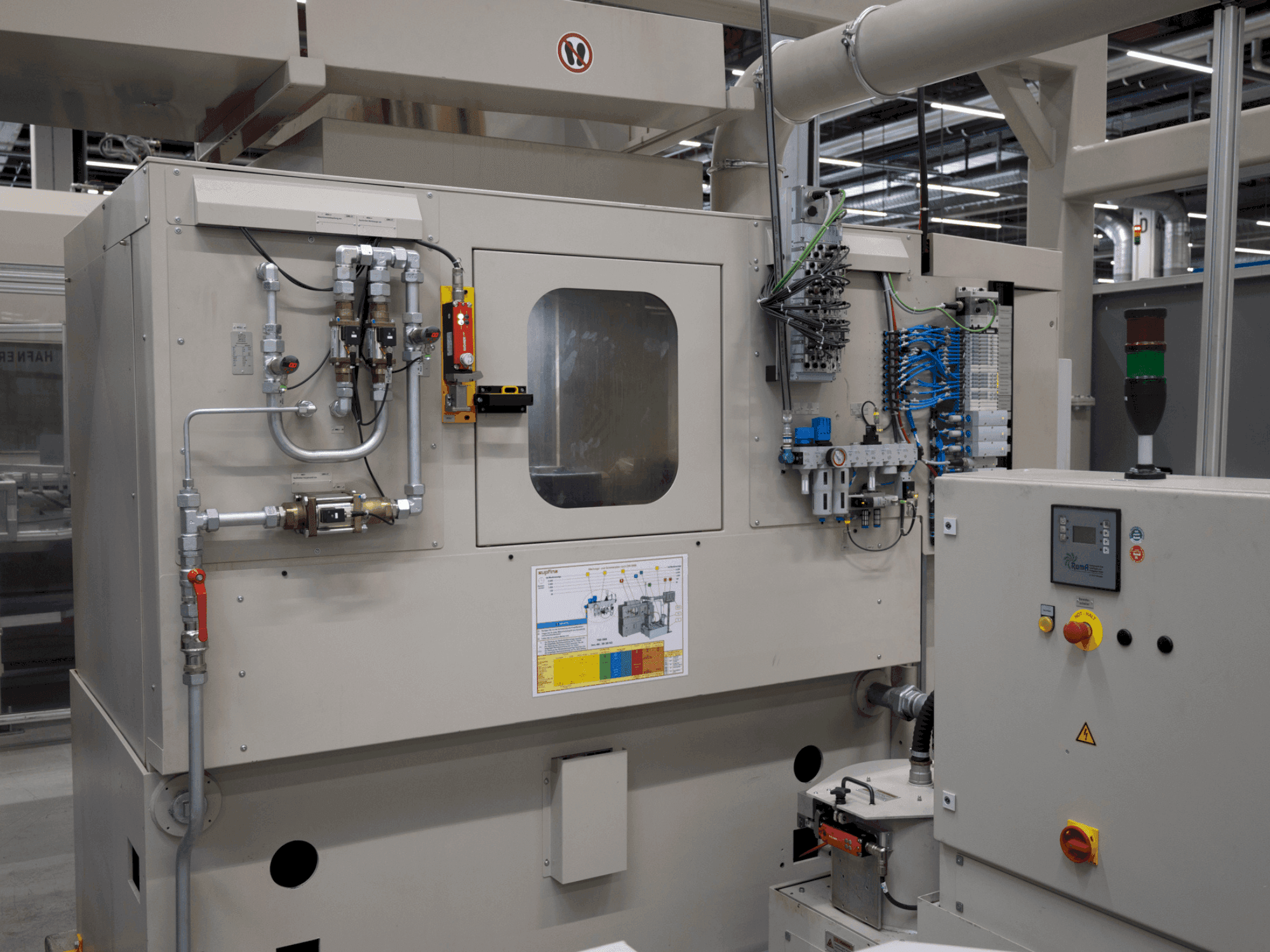 Vue de face de la machine SUPFINA LCM 220/4-220/3