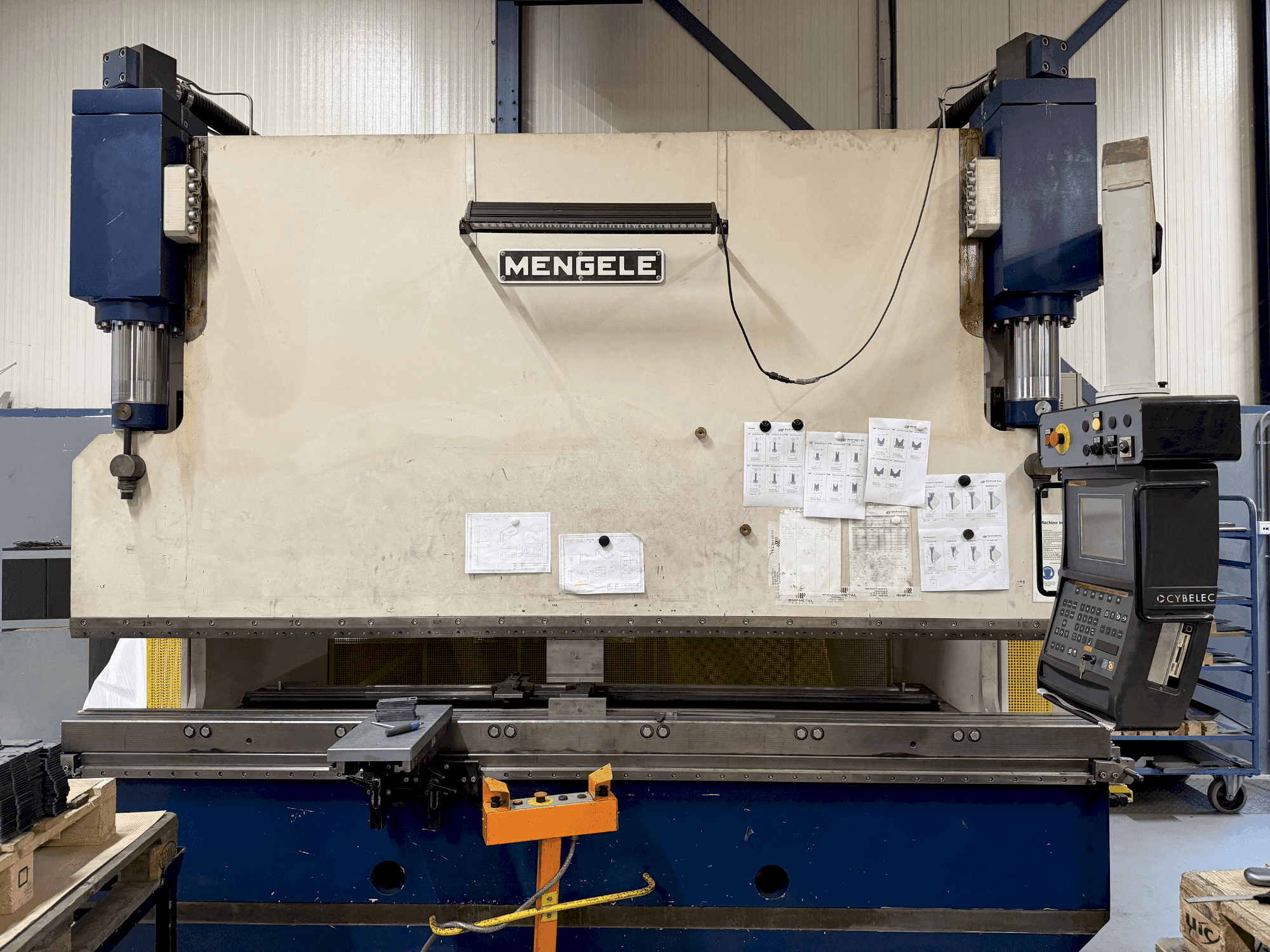 Vue de face de la machine MENGELE HB175-30/35