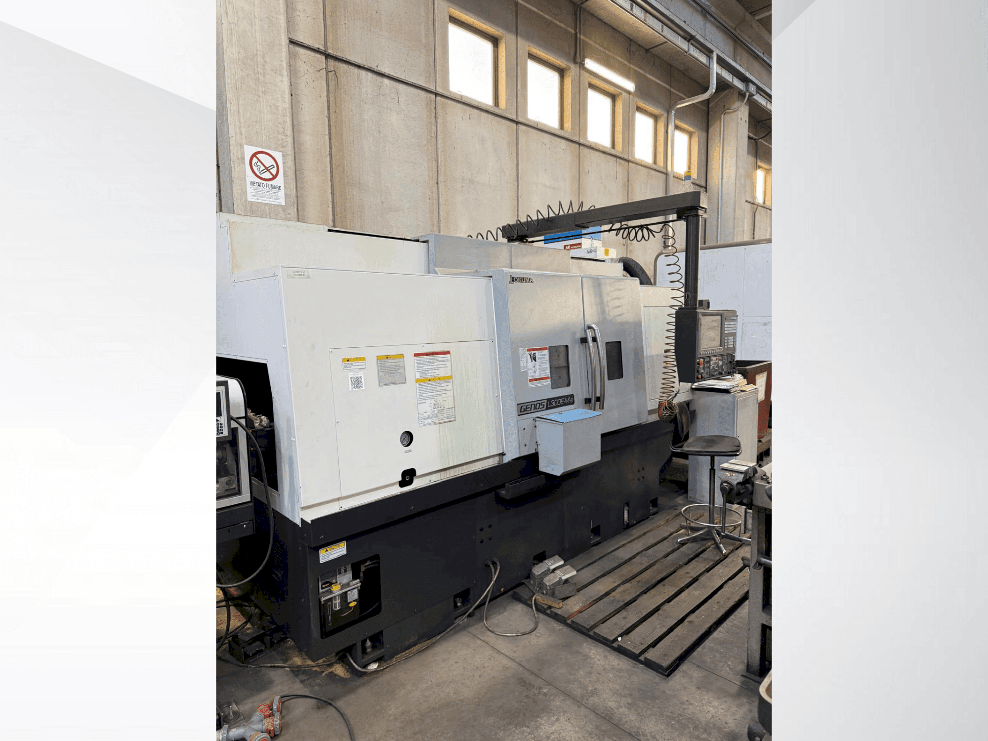 Vue de face de la machine Okuma Genos L 300E-MY-e