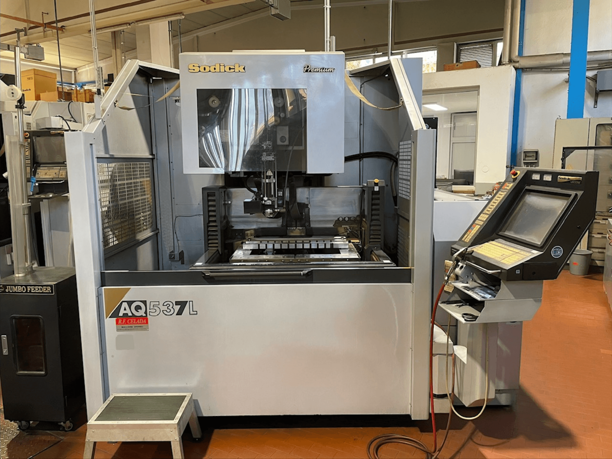 Machine d'électroérosion à fil Sodick AQ537L vue de face, montrant le panneau de commande et la zone d'usinage avec les composants visibles.