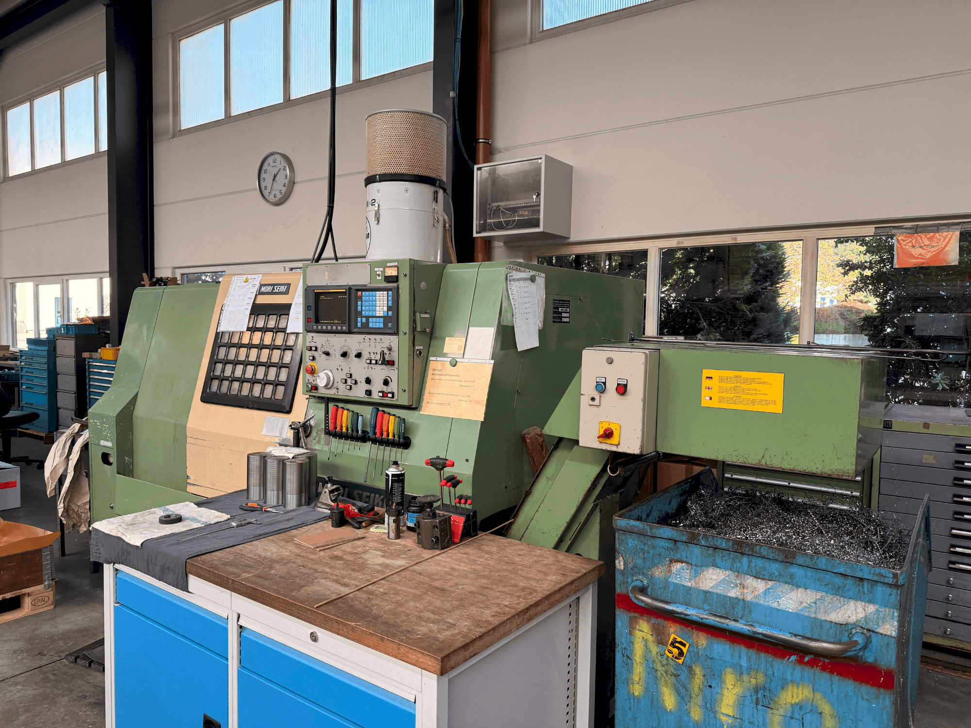 Vue de face de la machine MORI SEIKI SL 25 (1989)