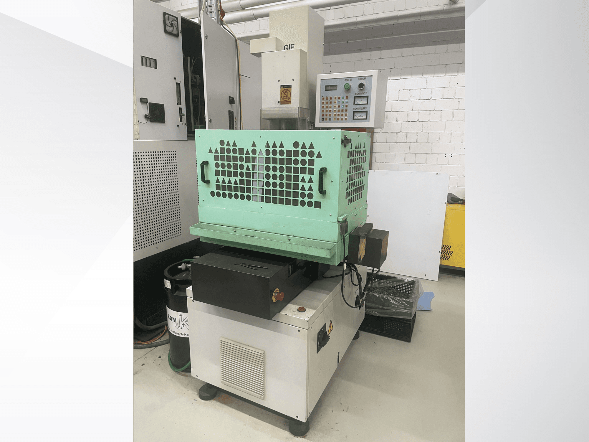 AGIE Drill, machine à percer les métaux, vue de face montrant les commandes, le carter vert et la conception compacte. Idéale pour les travaux de précision.