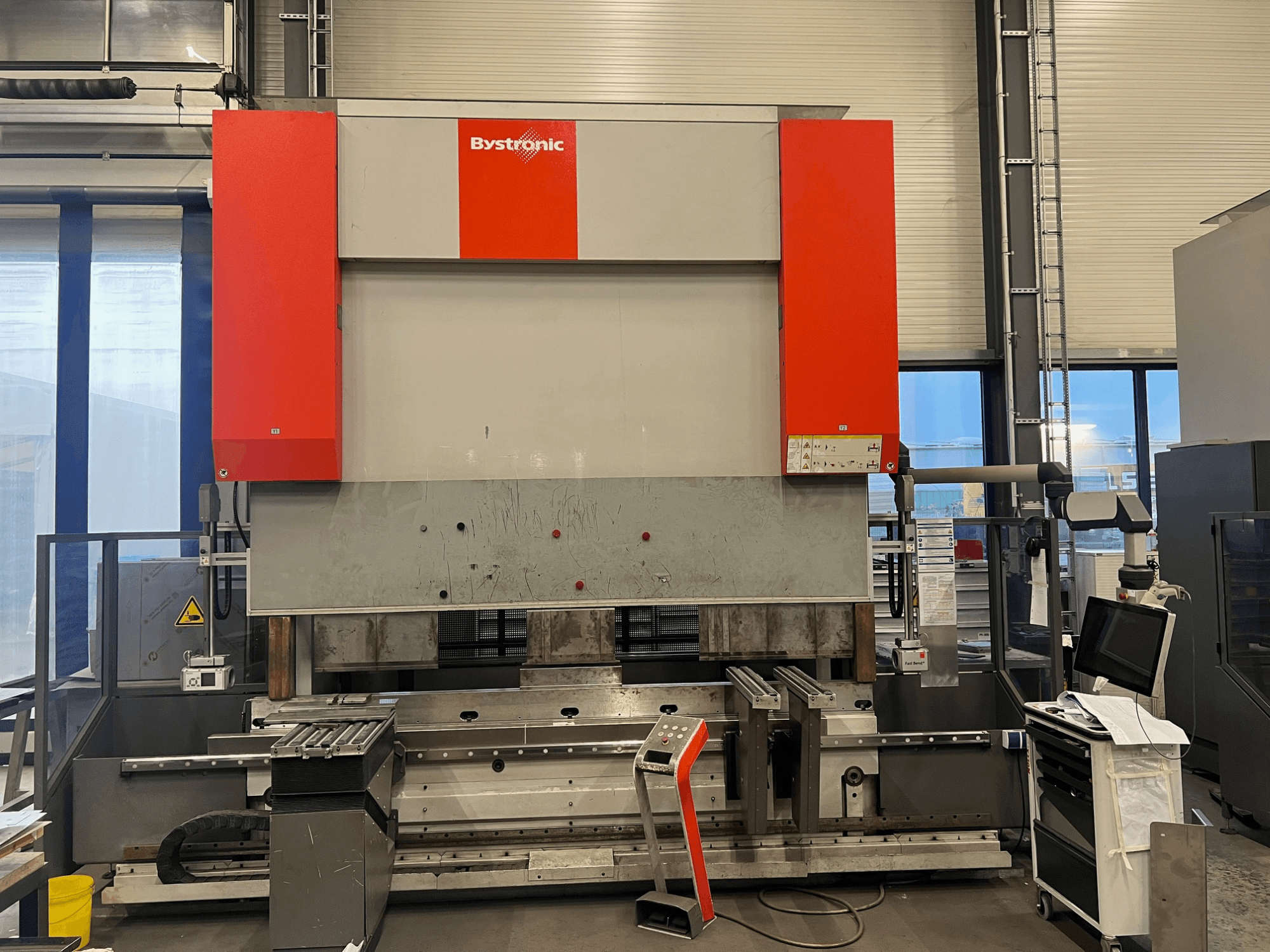 Machine à plier les tôles Bystronic vue de face, avec un design épuré, un panneau de commande et des fonctions de sécurité.