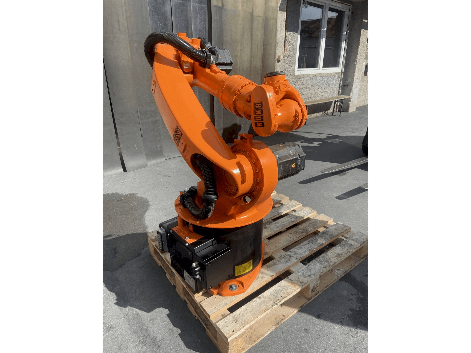 Vue de face de la machine KUKA Kr16