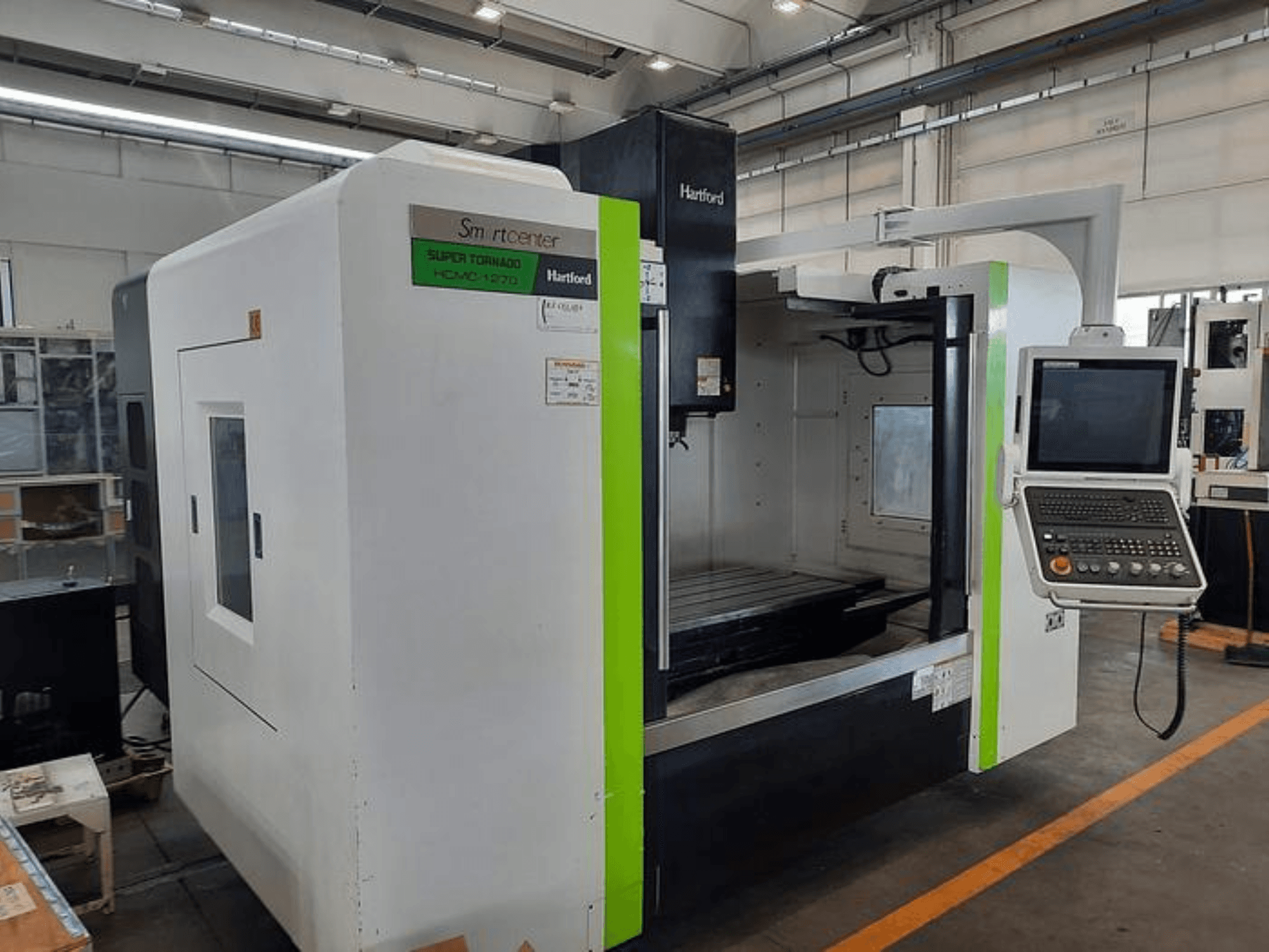Machine CNC Hartford Super Tornado HCM-1270, vue de face, montrant le panneau de commande et la zone de travail ouverte.