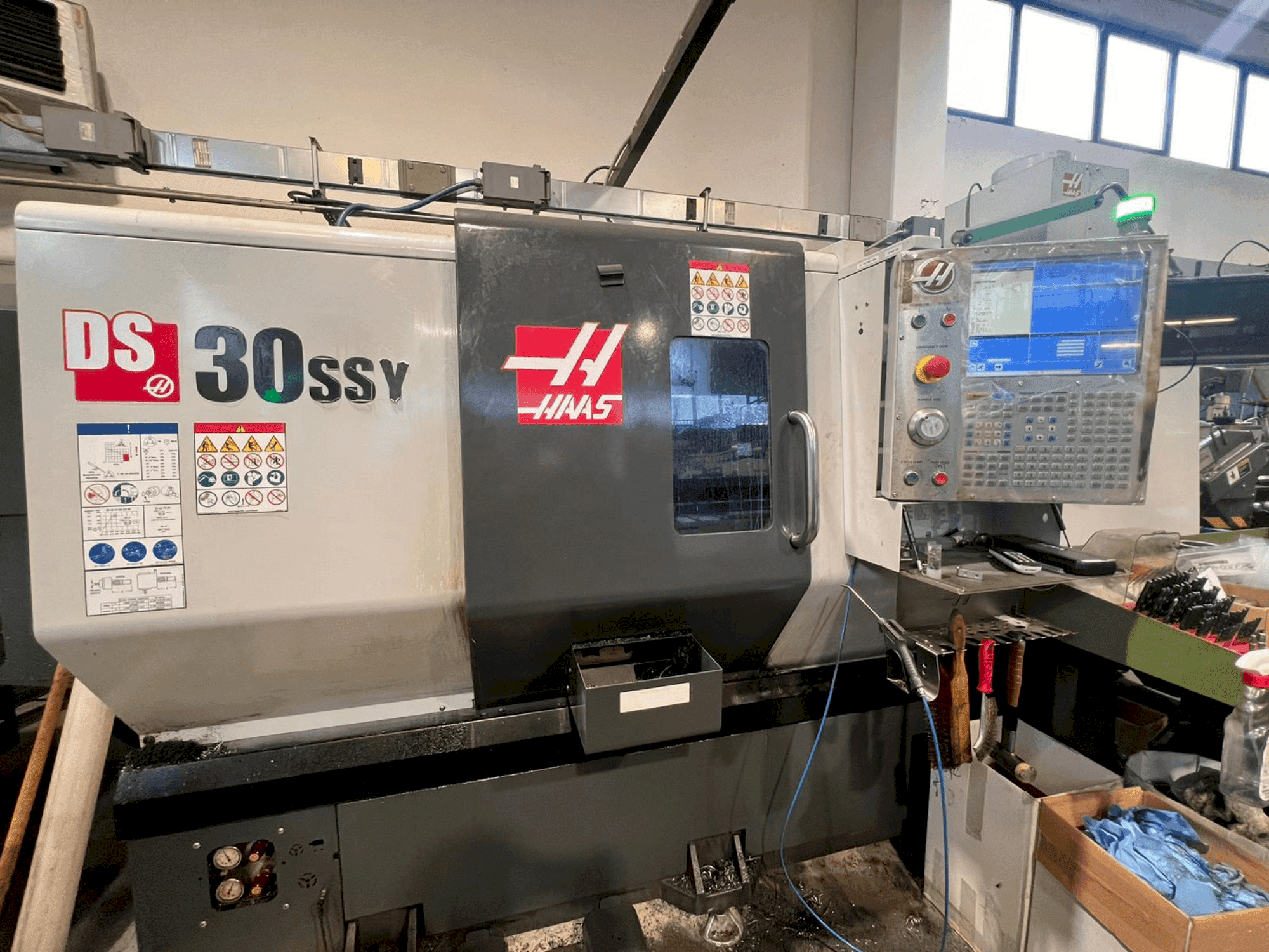 Vue de face de la machine HAAS DS-30SSY