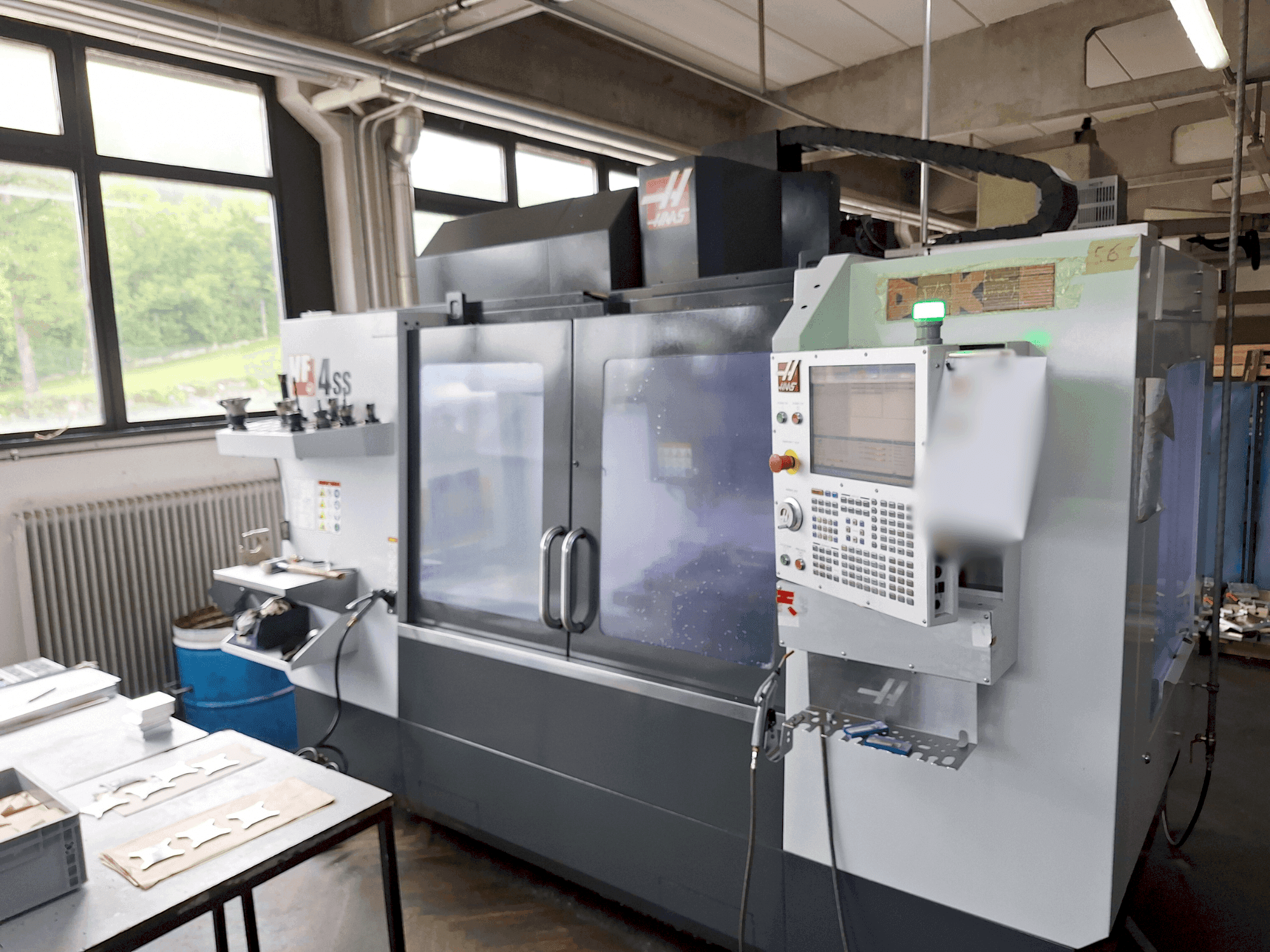 Vue de face de la machine HAAS VF-4SS