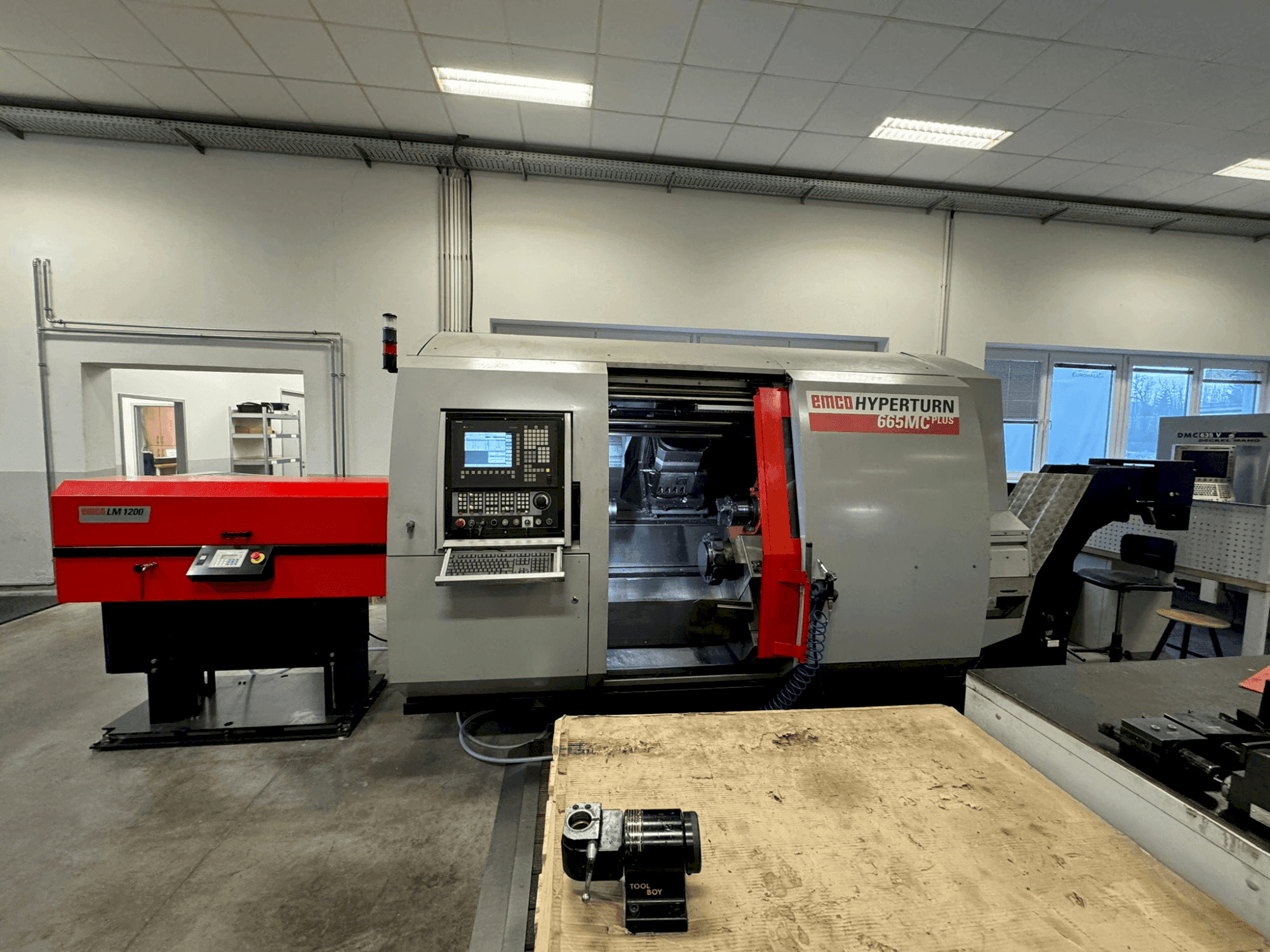 Vue de face de la machine EMCO Hyperturn 665MC Plus
