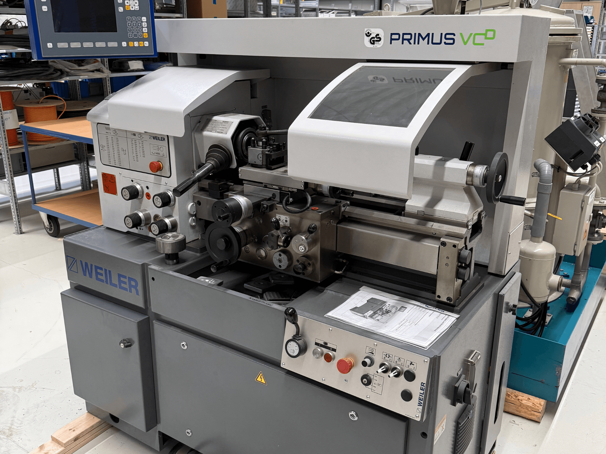 Tour horizontal Weiler PRIMUS VCD, vue de face montrant les commandes, la broche et les caractéristiques de fonctionnement dans un atelier.