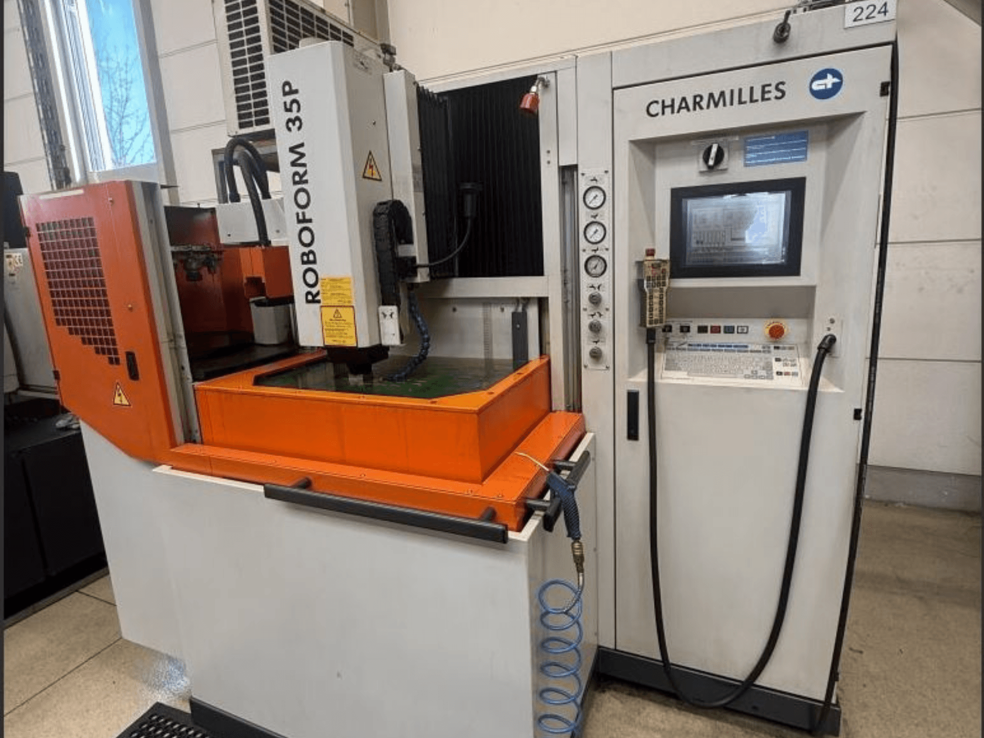 Machine d'électroérosion par enfonçage Charmilles ROBOFORM 35P, vue de face, comprenant le panneau de commande, le portique et le réservoir de fluide en fonctionnement.