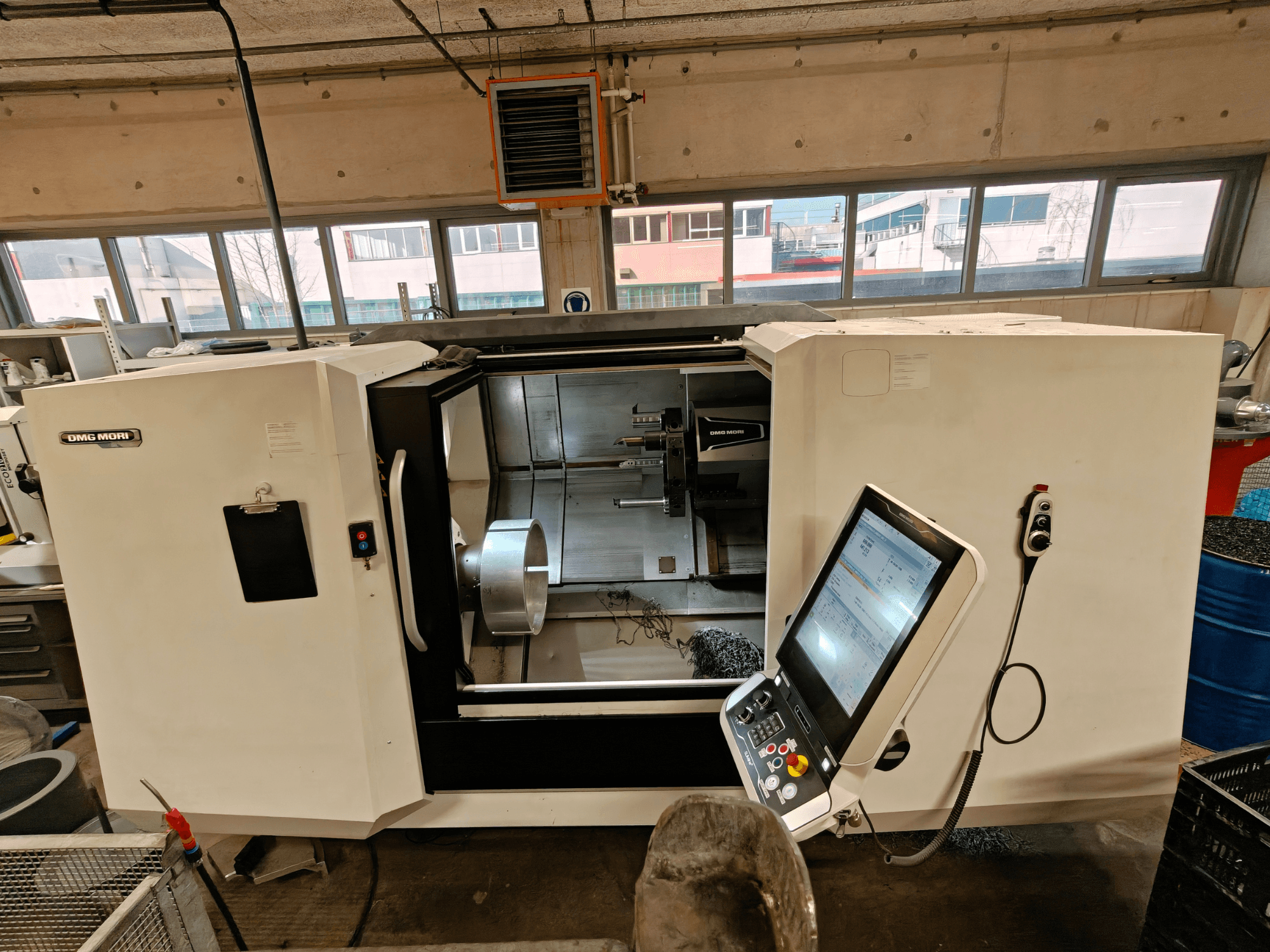 Vue avant d'un tour horizontal DMG MORI CLX 550, montrant le panneau de commande et la zone de travail ouverte.