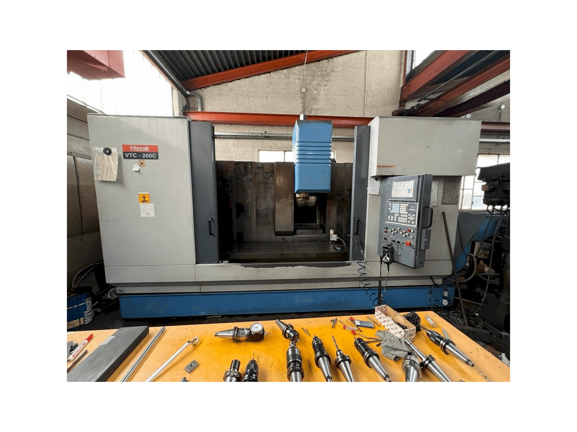 Vue de face de la machine Mazak VTC 200C