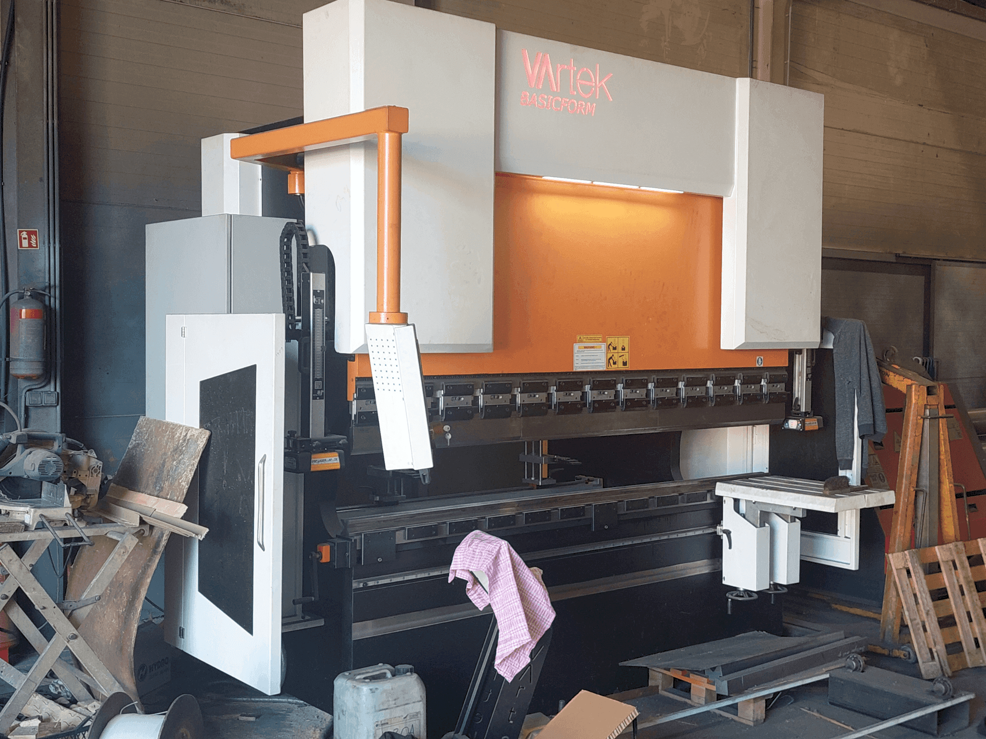 Vue de face de la machine VARTEK BasicForm 2600 / 135 CNC