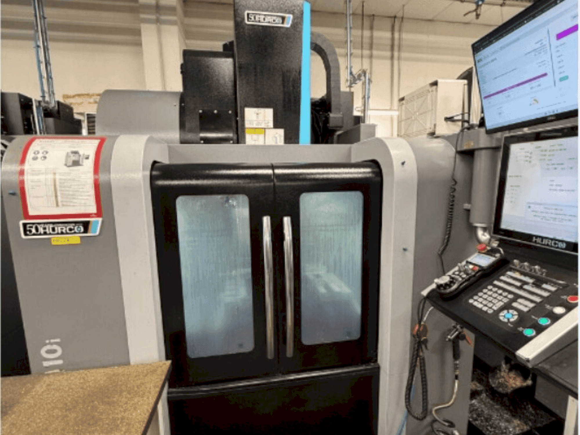 Vue de face de la machine Hurco VM10i