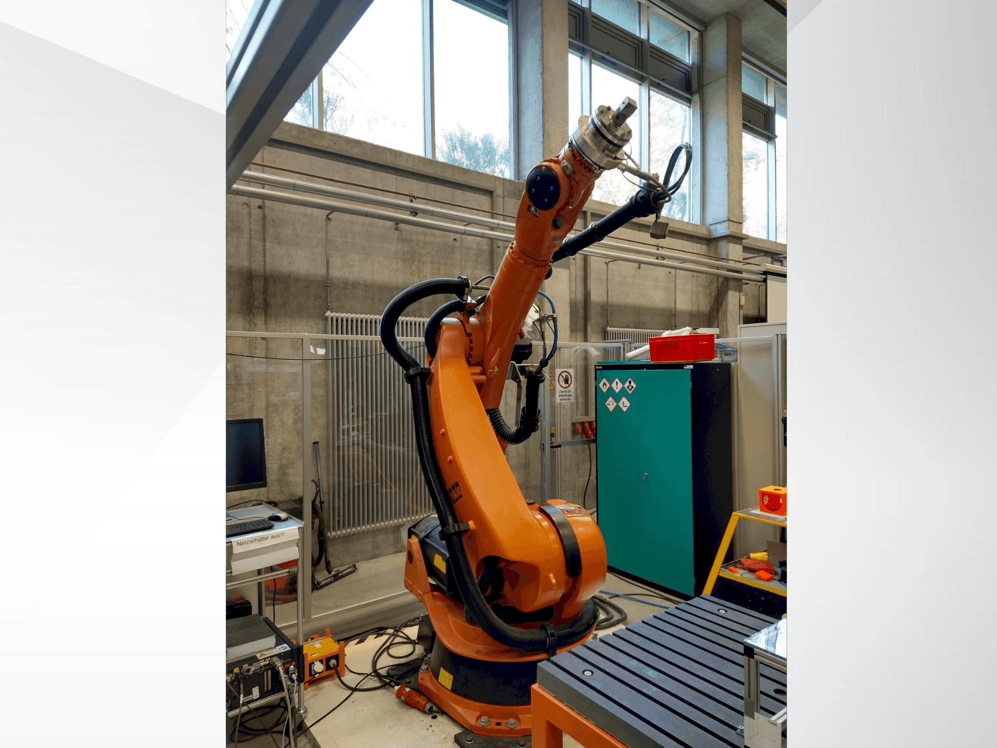 Vue de face de la machine KUKA KR 240-2 2000