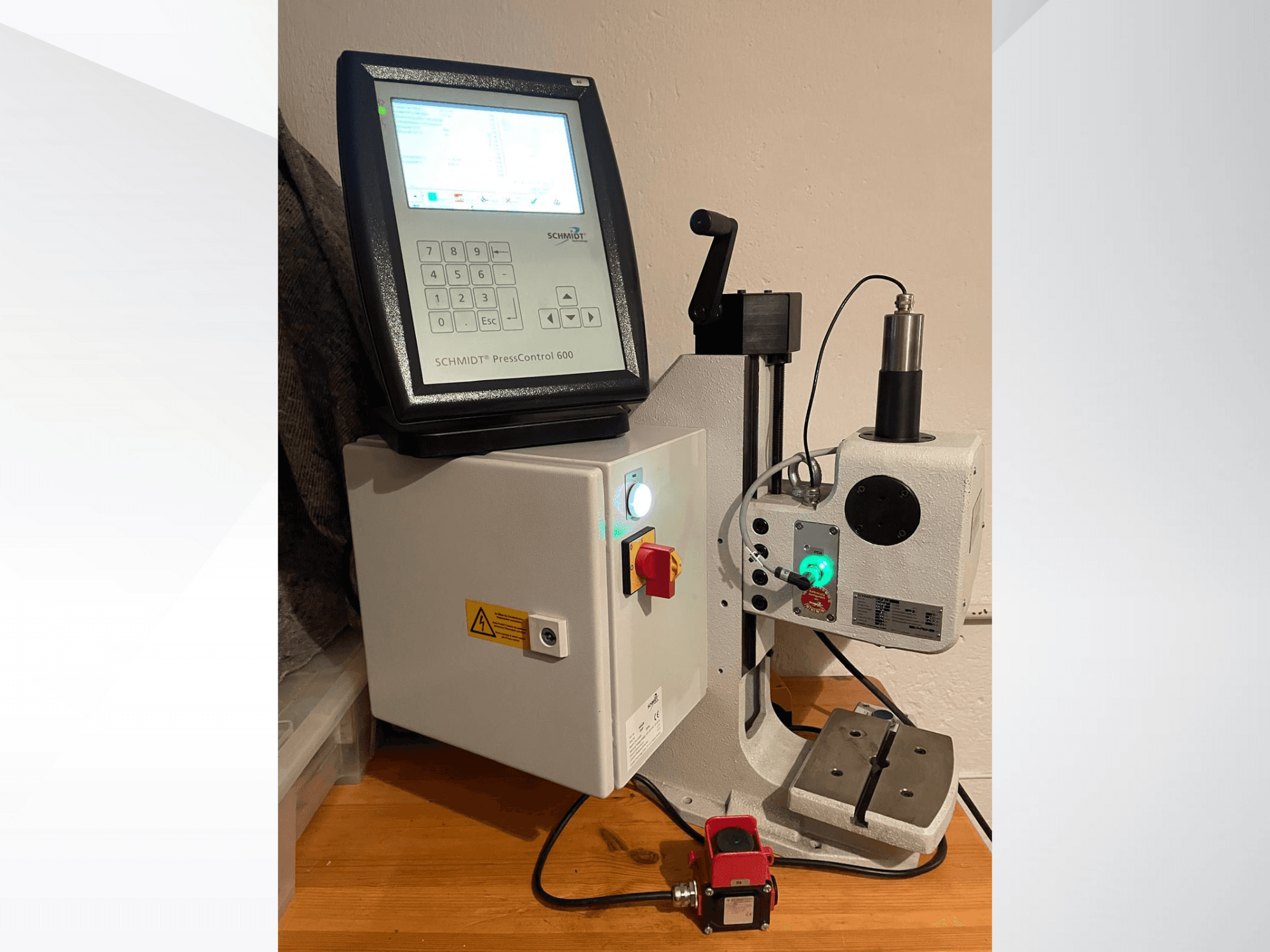 PressControl 600 SCHMIDT®, vue de face, montrant le panneau de commande, le bouton d'alimentation et la presse hydraulique avec les dispositifs de sécurité.