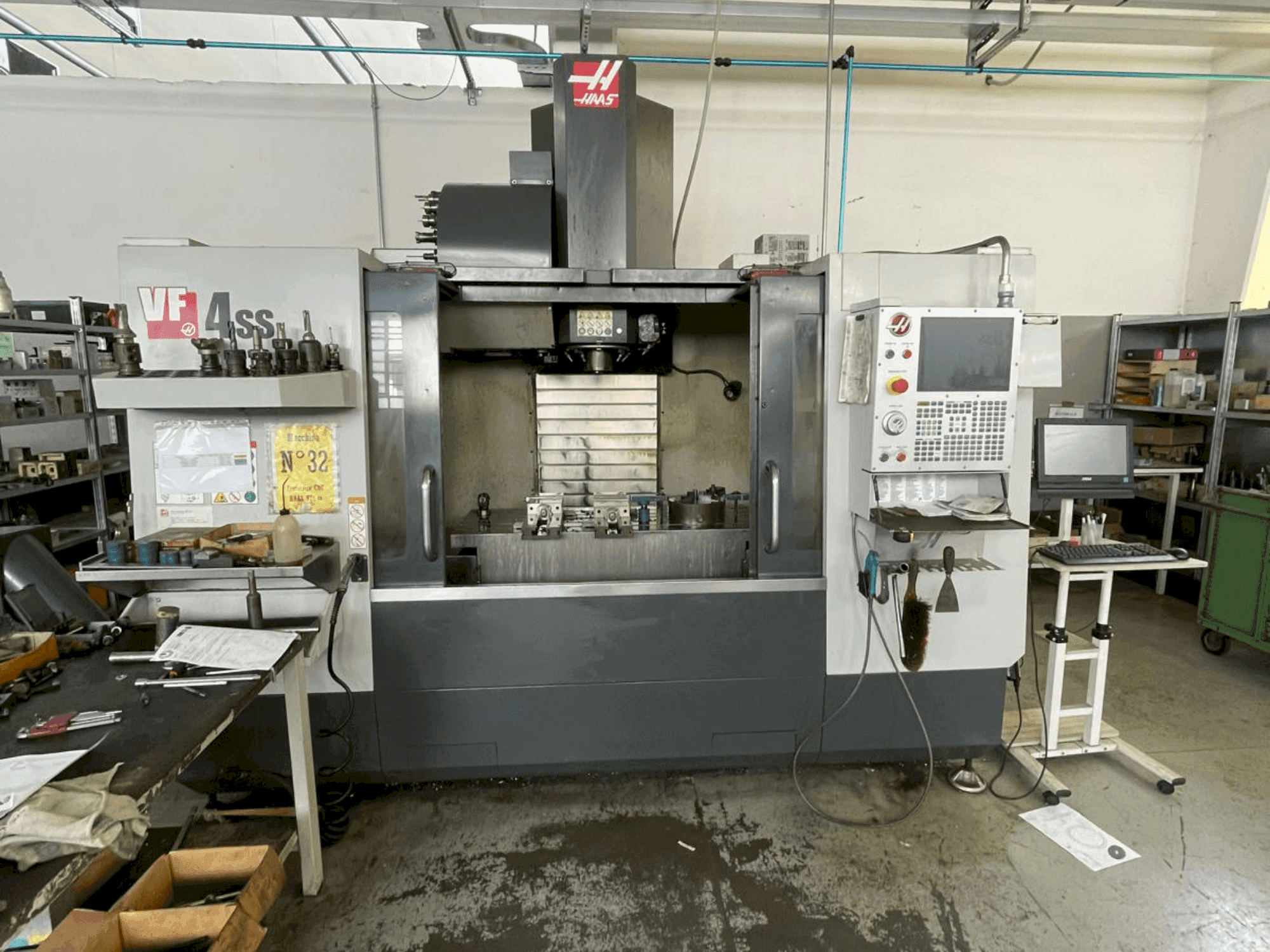 Vue de face de la machine HAAS VF4SS