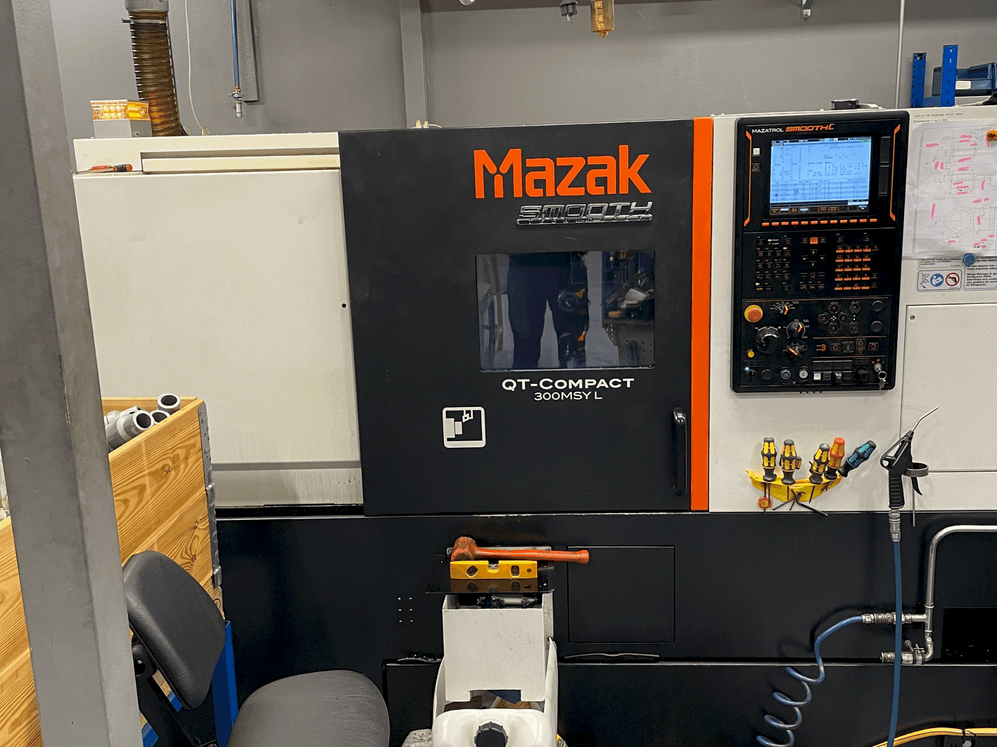 Vue de face de la machine Mazak Quick Turn Compact 300 MSY L