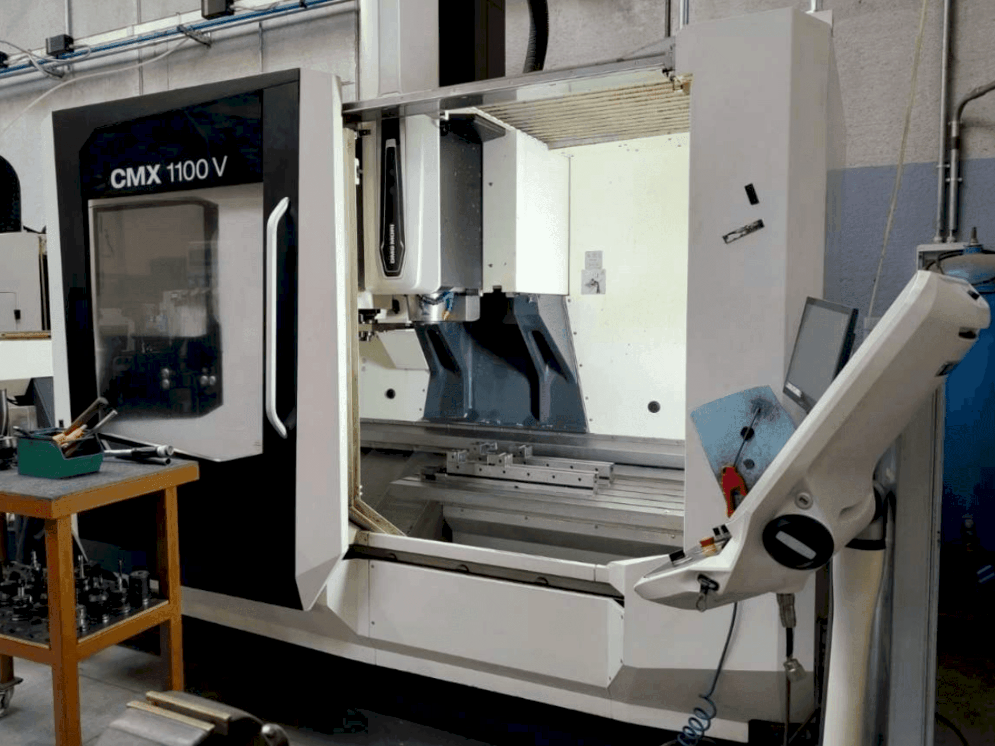 Vue de face de la machine DMG MORI CMX 1100V