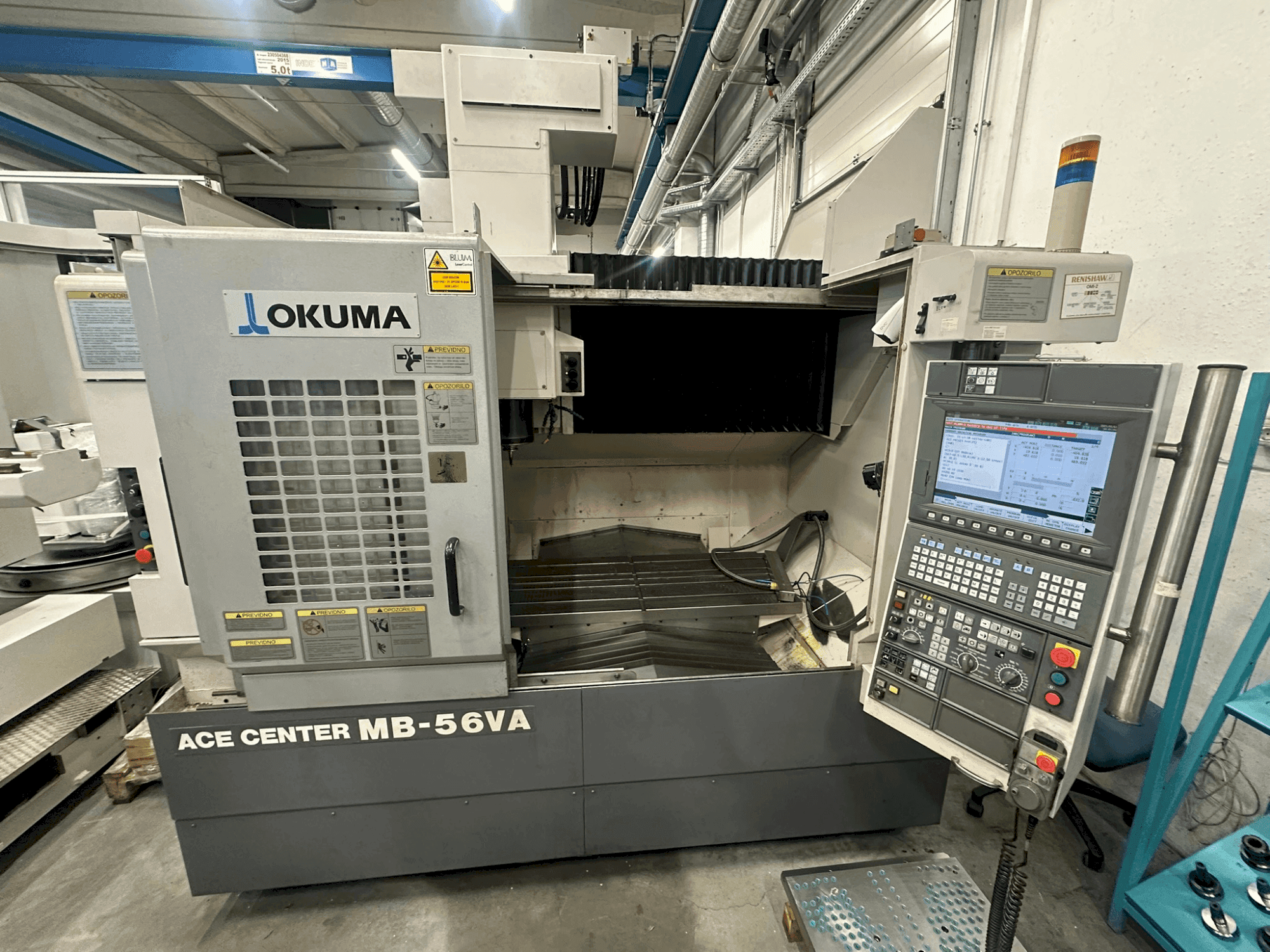 Vue de face de la machine Okuma MB-56 VA