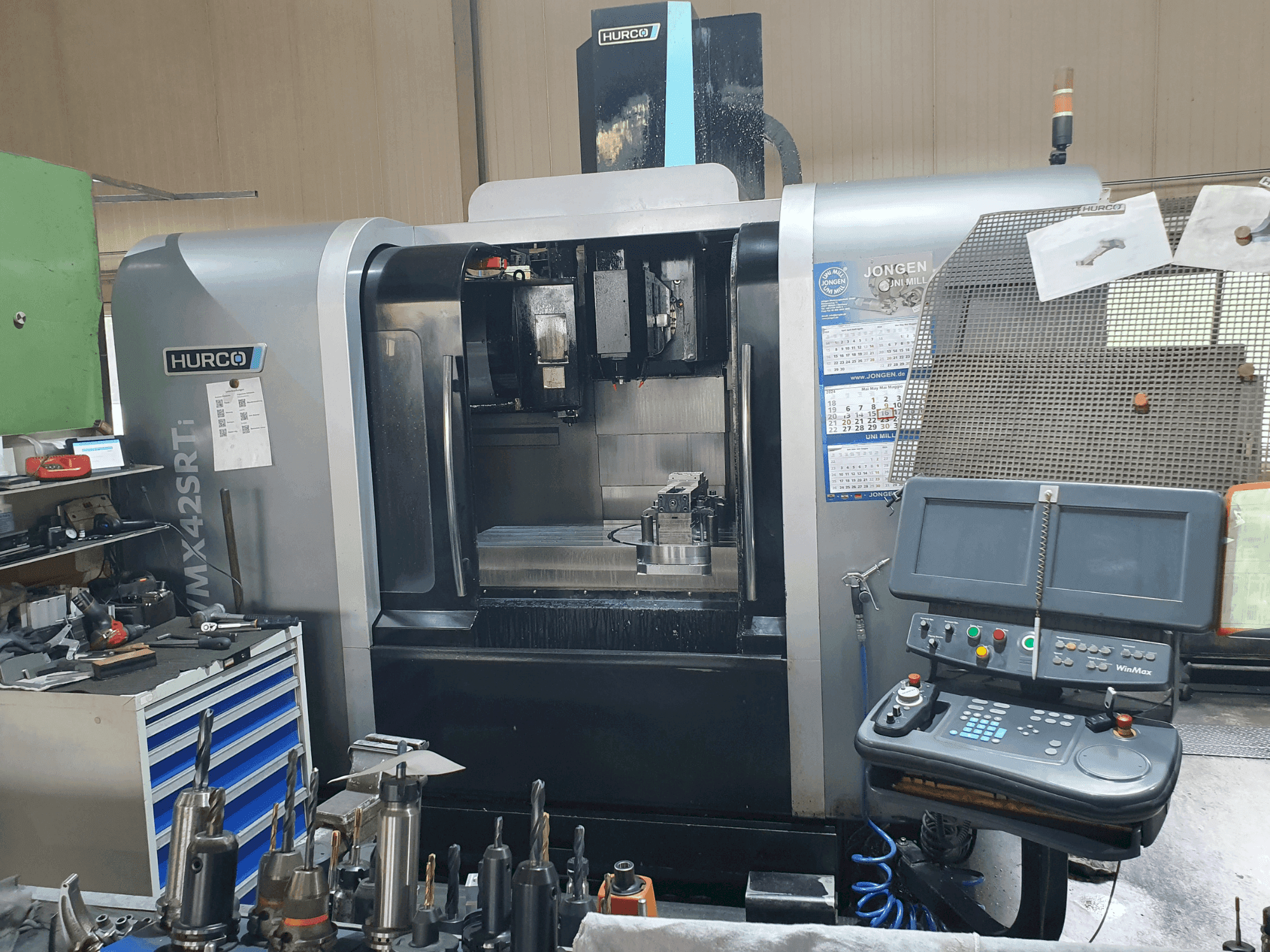 Vue de face de la machine Hurco VMX 42 SRTi