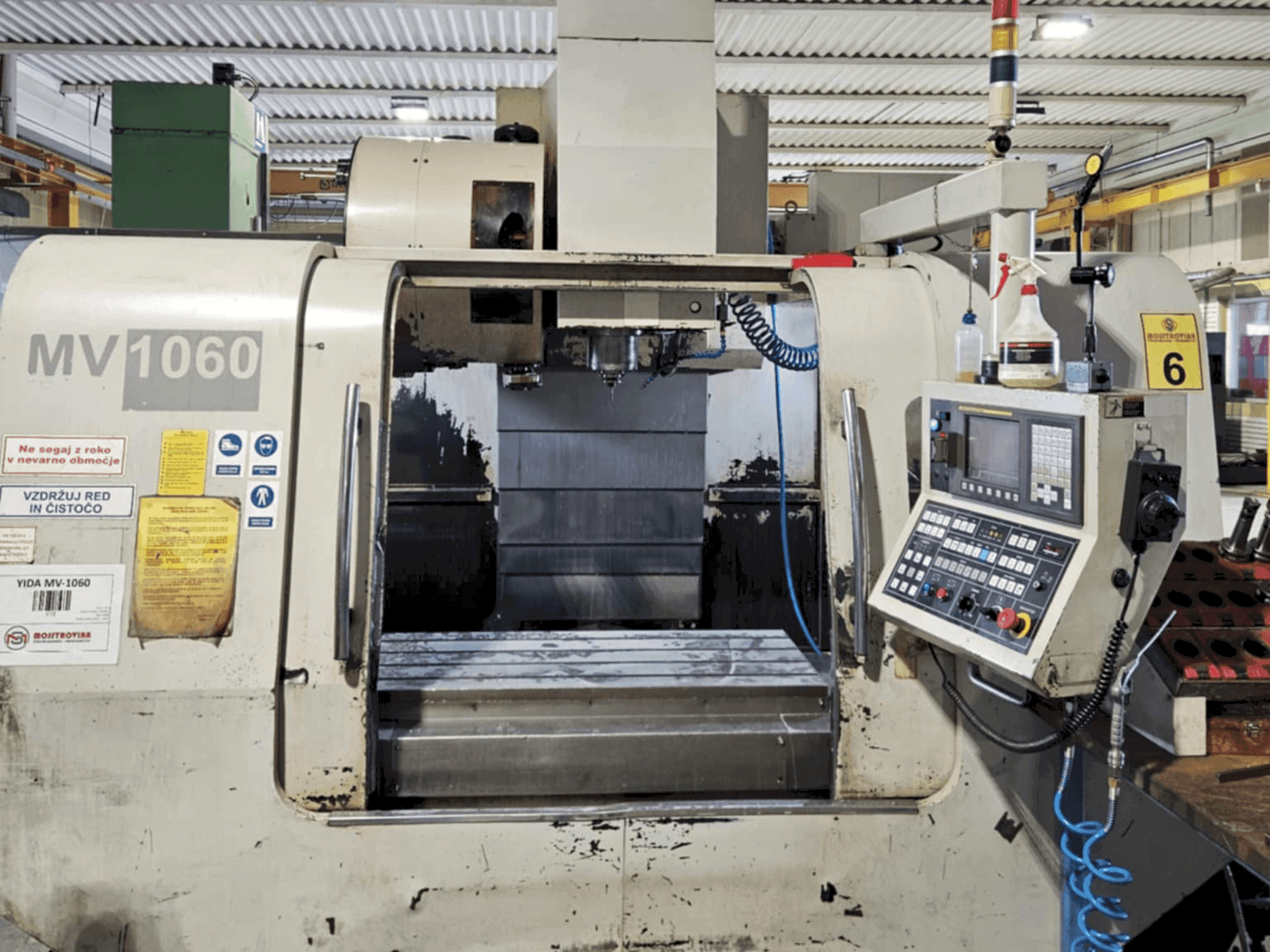 Vue de face de la machine Yida MV-1060