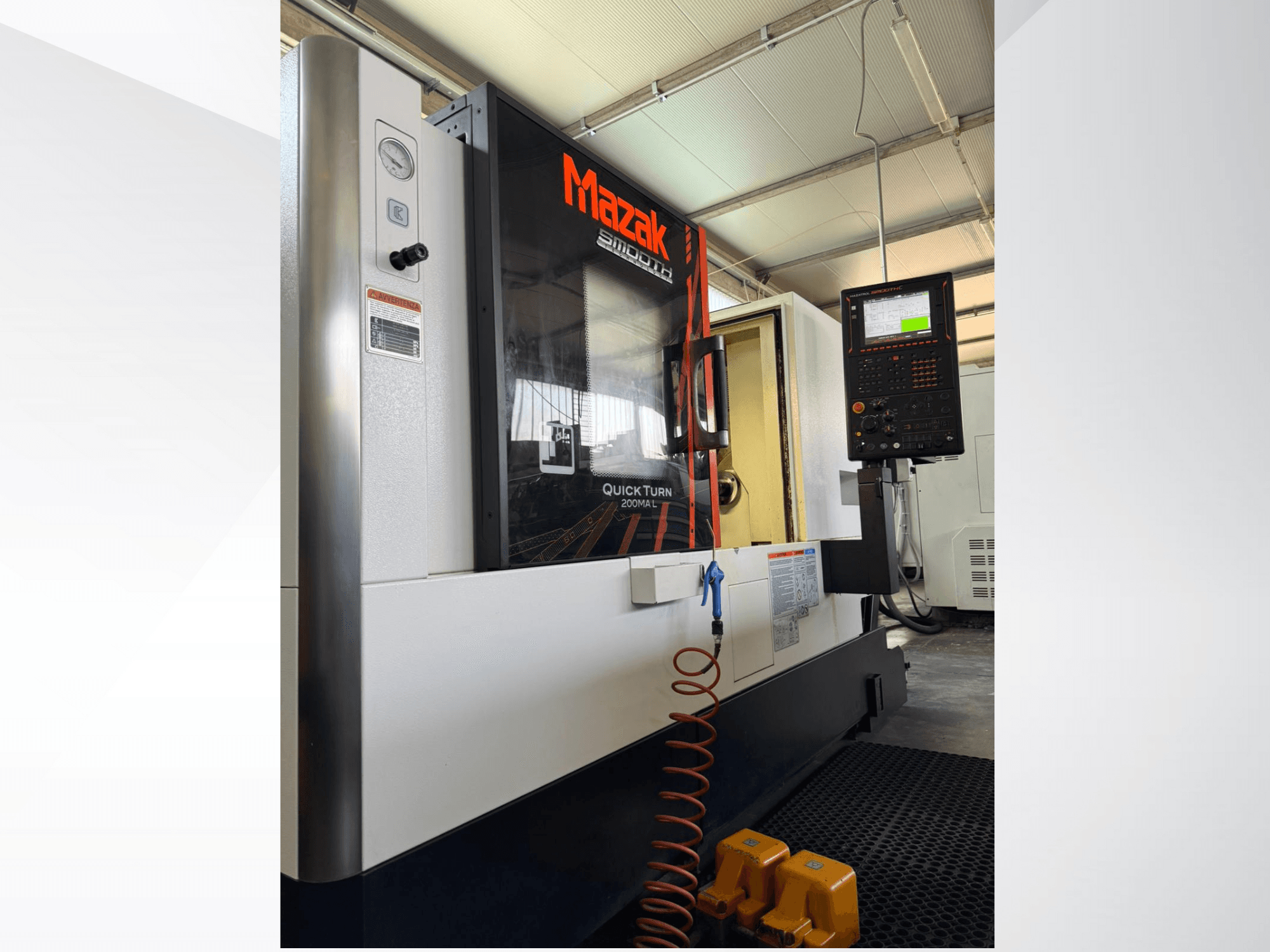 Tour CNC Mazak Quick Turn en gris et noir, vue latérale montrant le panneau de commande et le manomètre. Idéal pour l'usinage de précision.