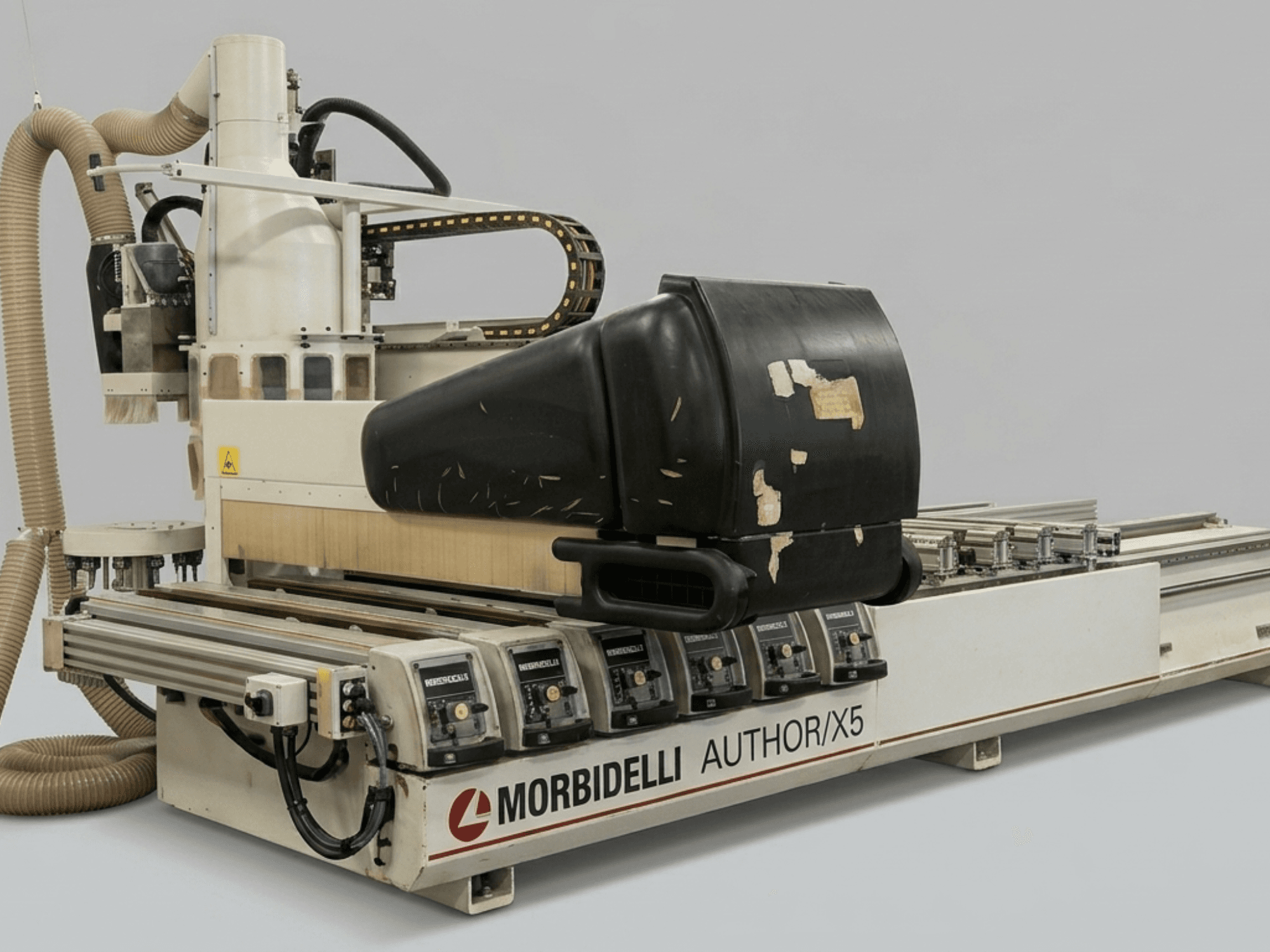 Centre d'usinage du bois MORBIDELLI Author X5 CNC en vue latérale, montrant la tête de la défonceuse et les composants linéaires.