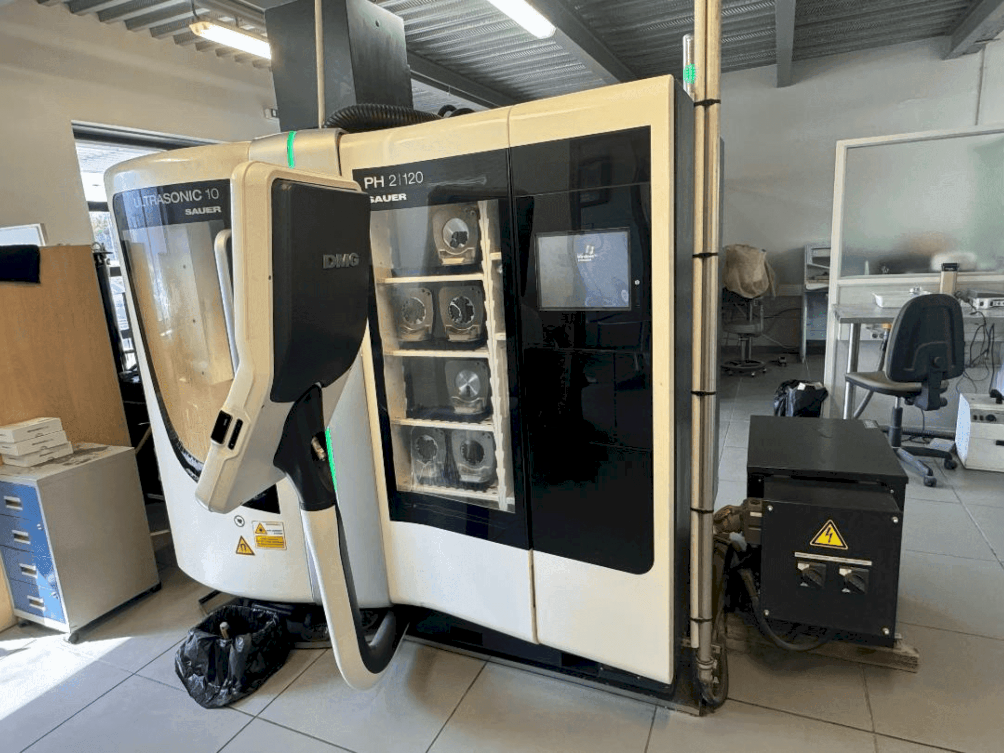 Vue de face de la machine DMG ULTRASONIC 10/ DENTAL 10