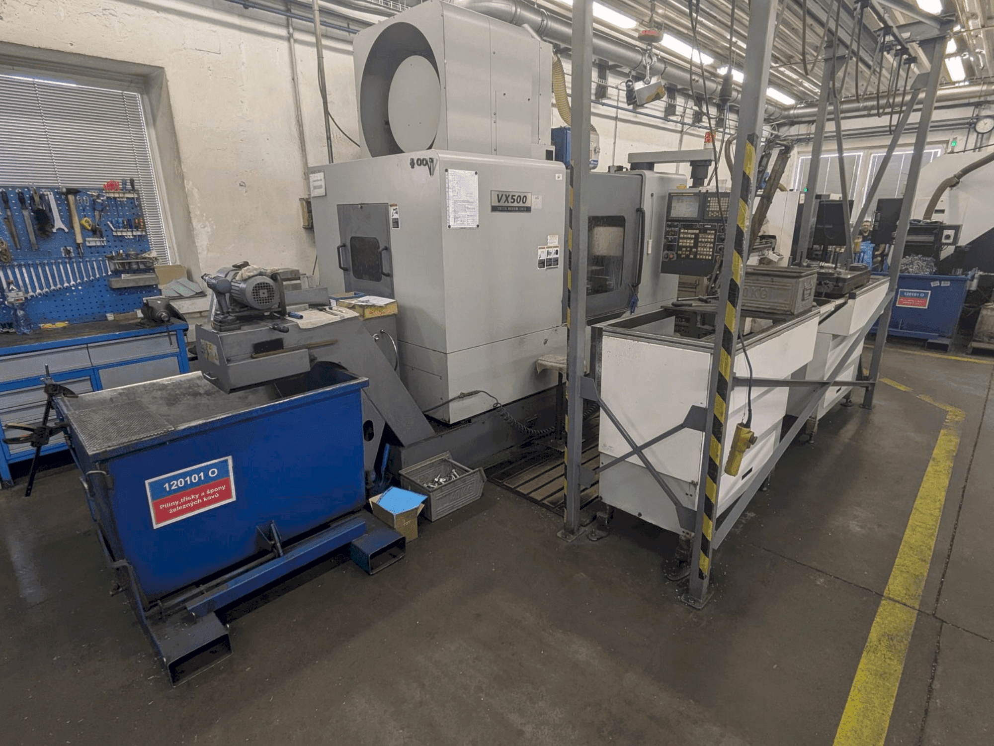 Vue de face de la machine HYUNDAI KIA VX500