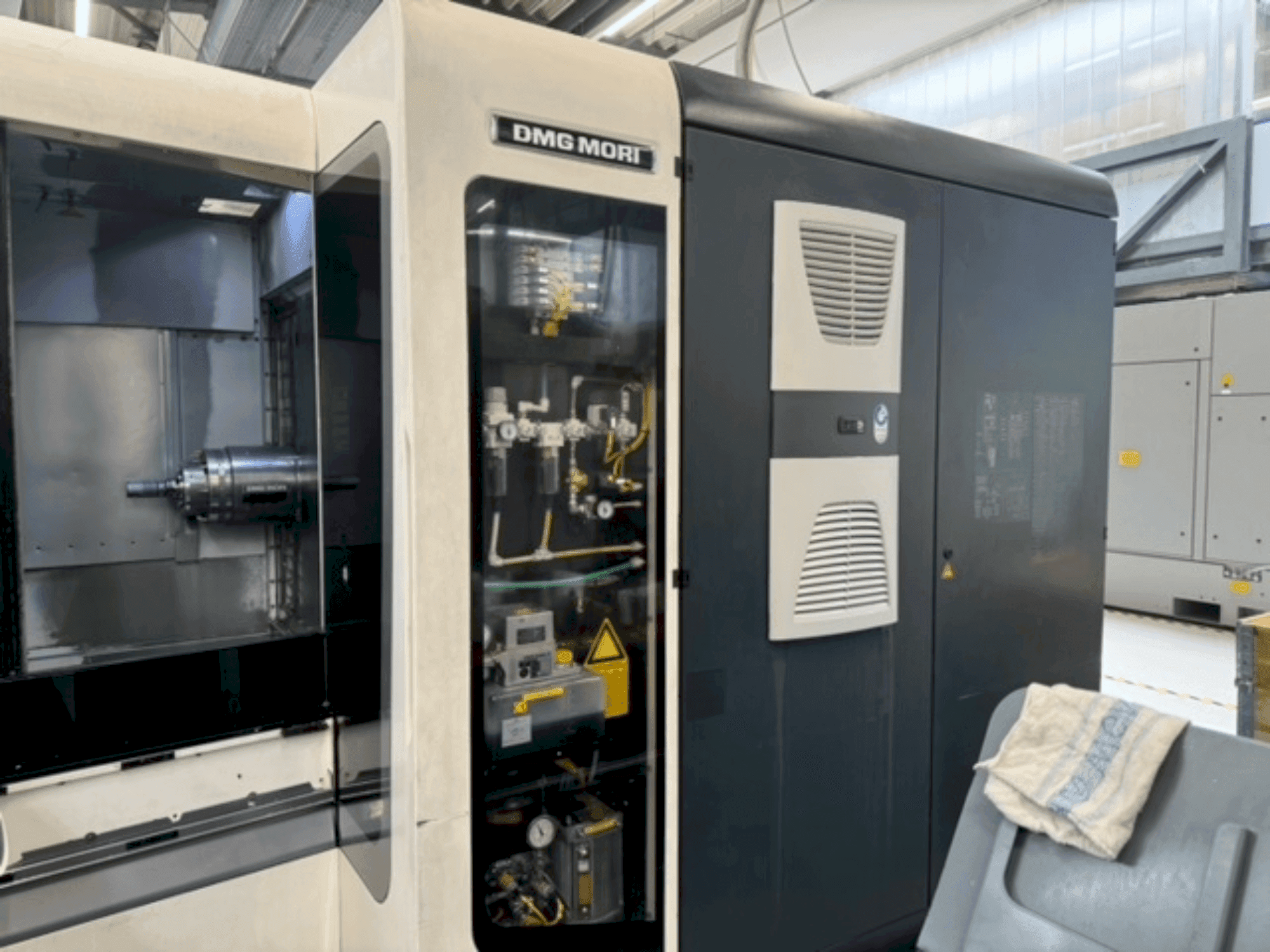 Vue de face de la machine DMG MORI NHX 4000