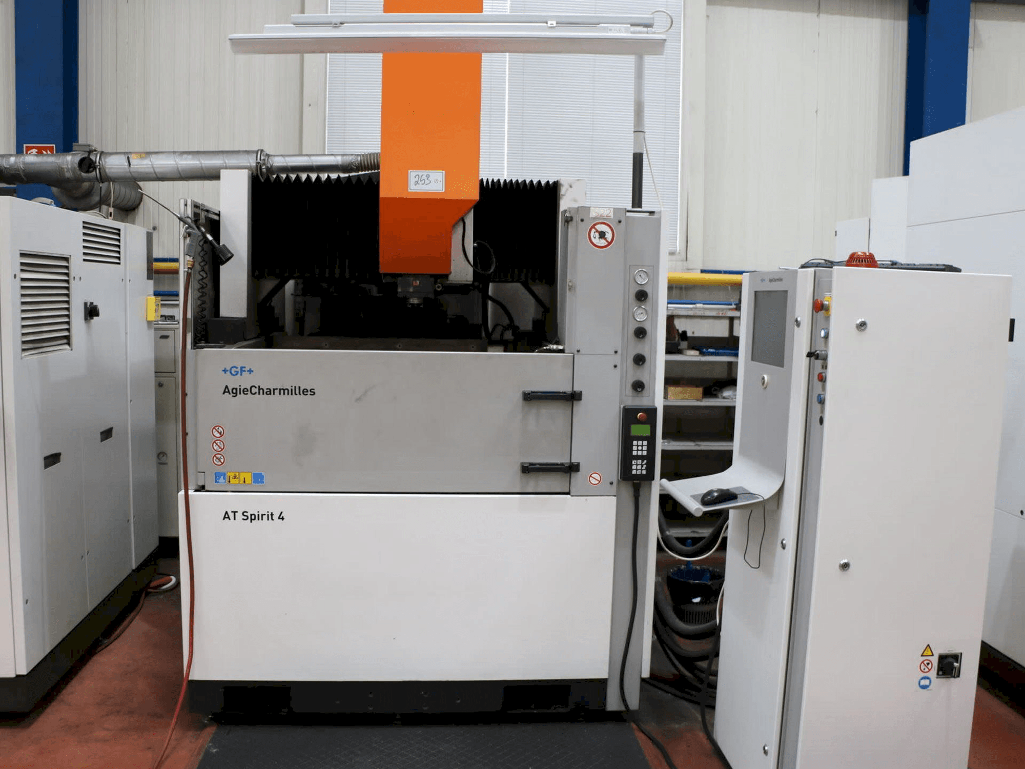 Vue de face de la machine AgieCharmilles AT SPIRIT 4 C-AXIS