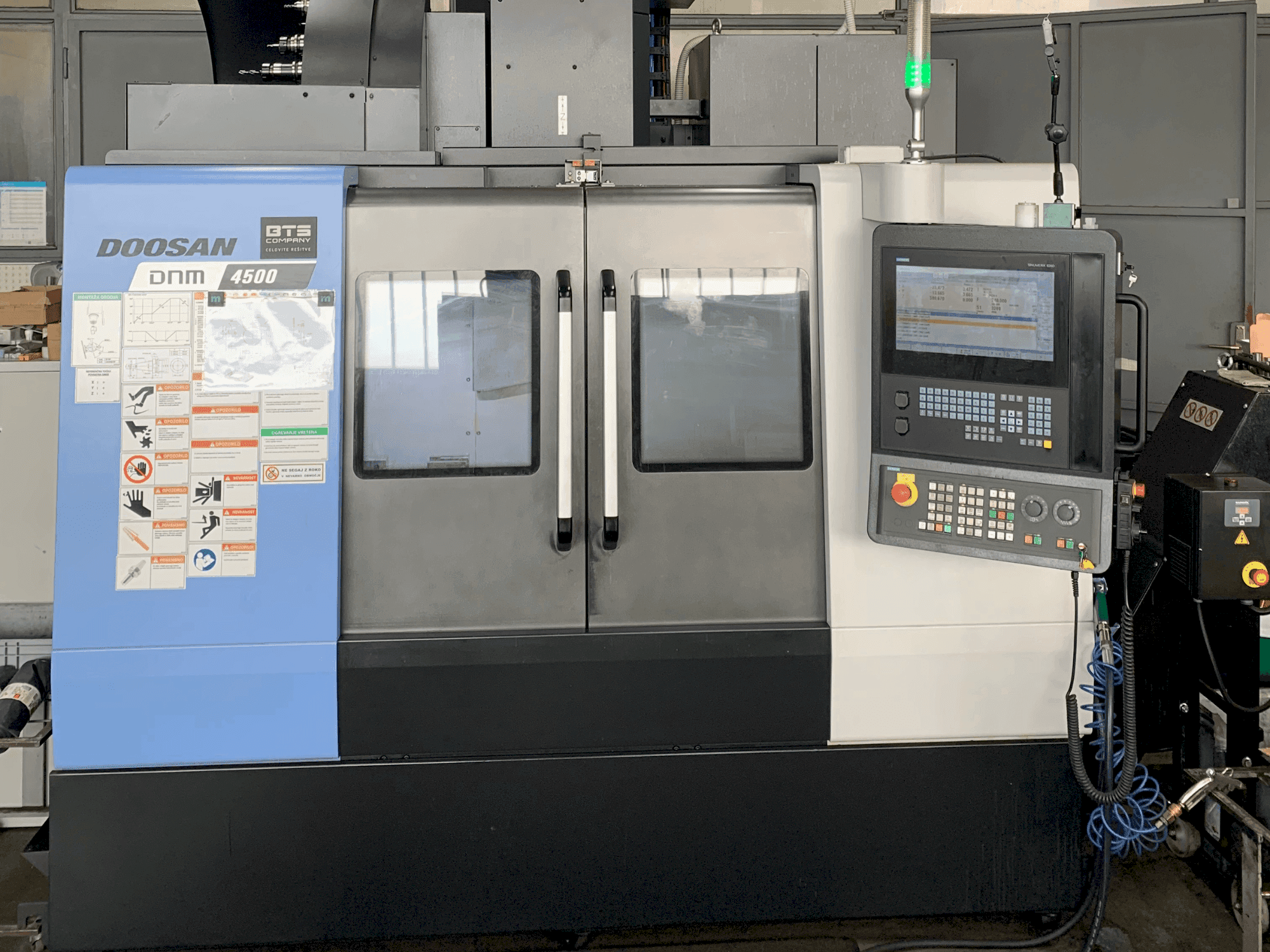 Vue de face de la machine DOOSAN DNM 4500