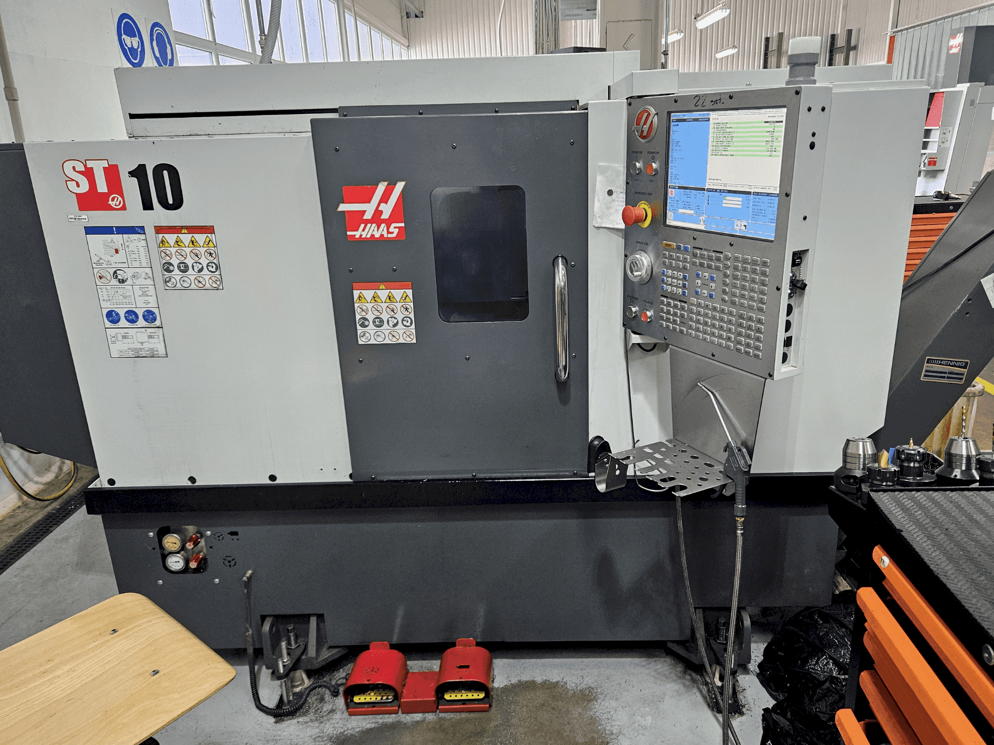 Vue de face de la machine HAAS ST-10
