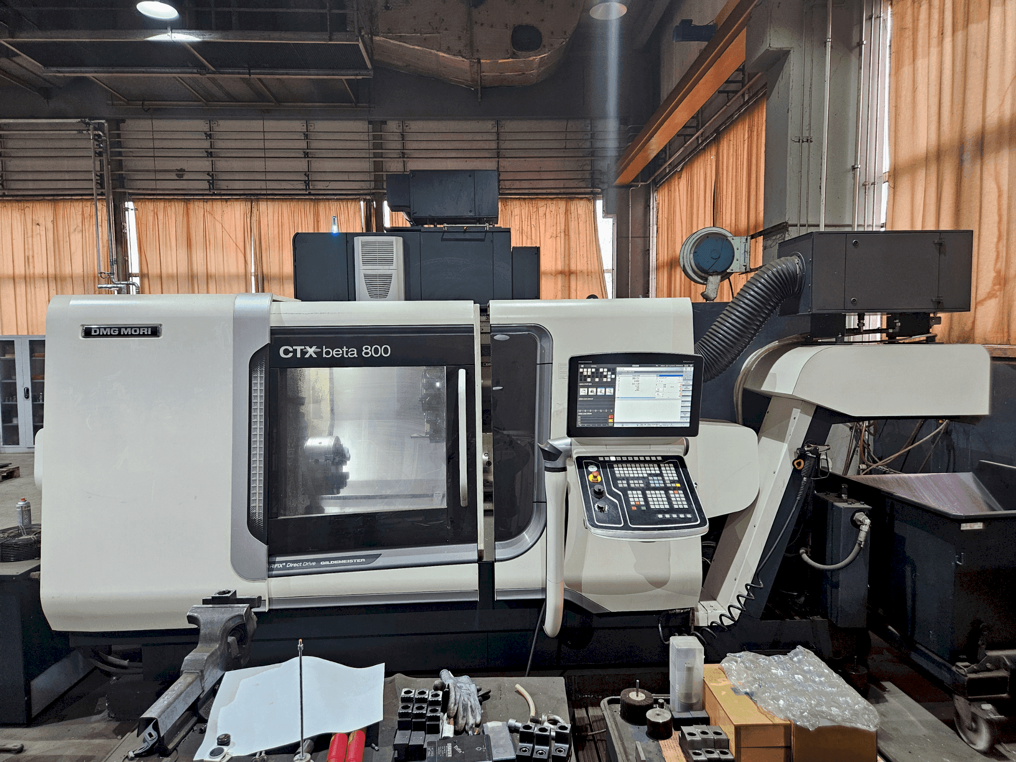 Vue de face de la machine DMG MORI CTX beta 800