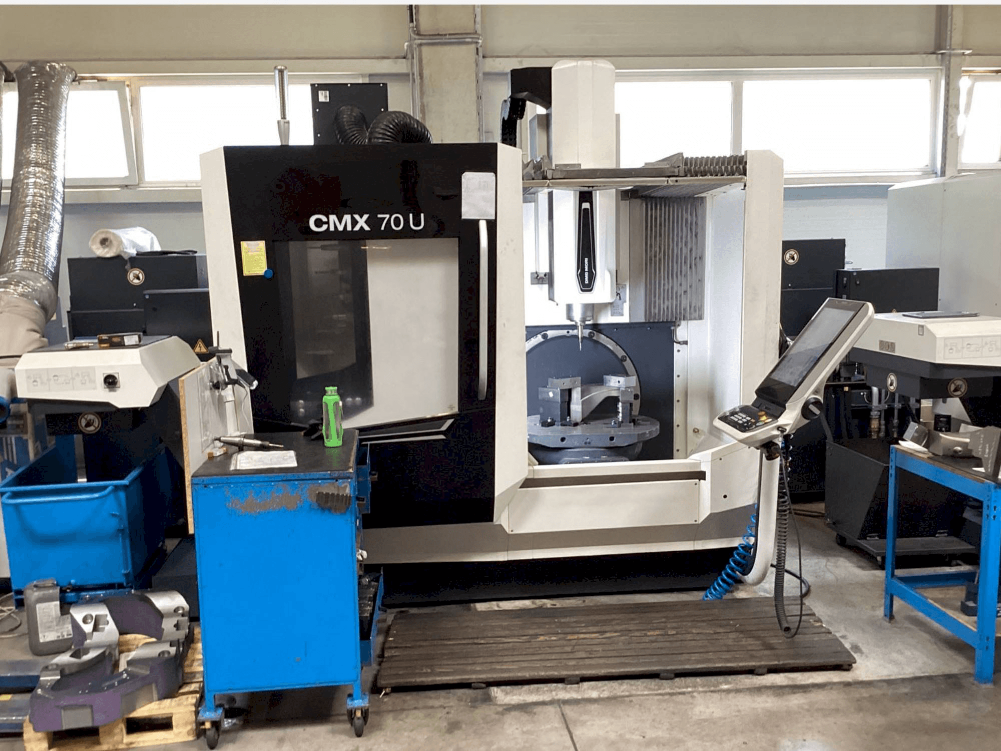 Vue de face de la machine DMG MORI CMX 70U