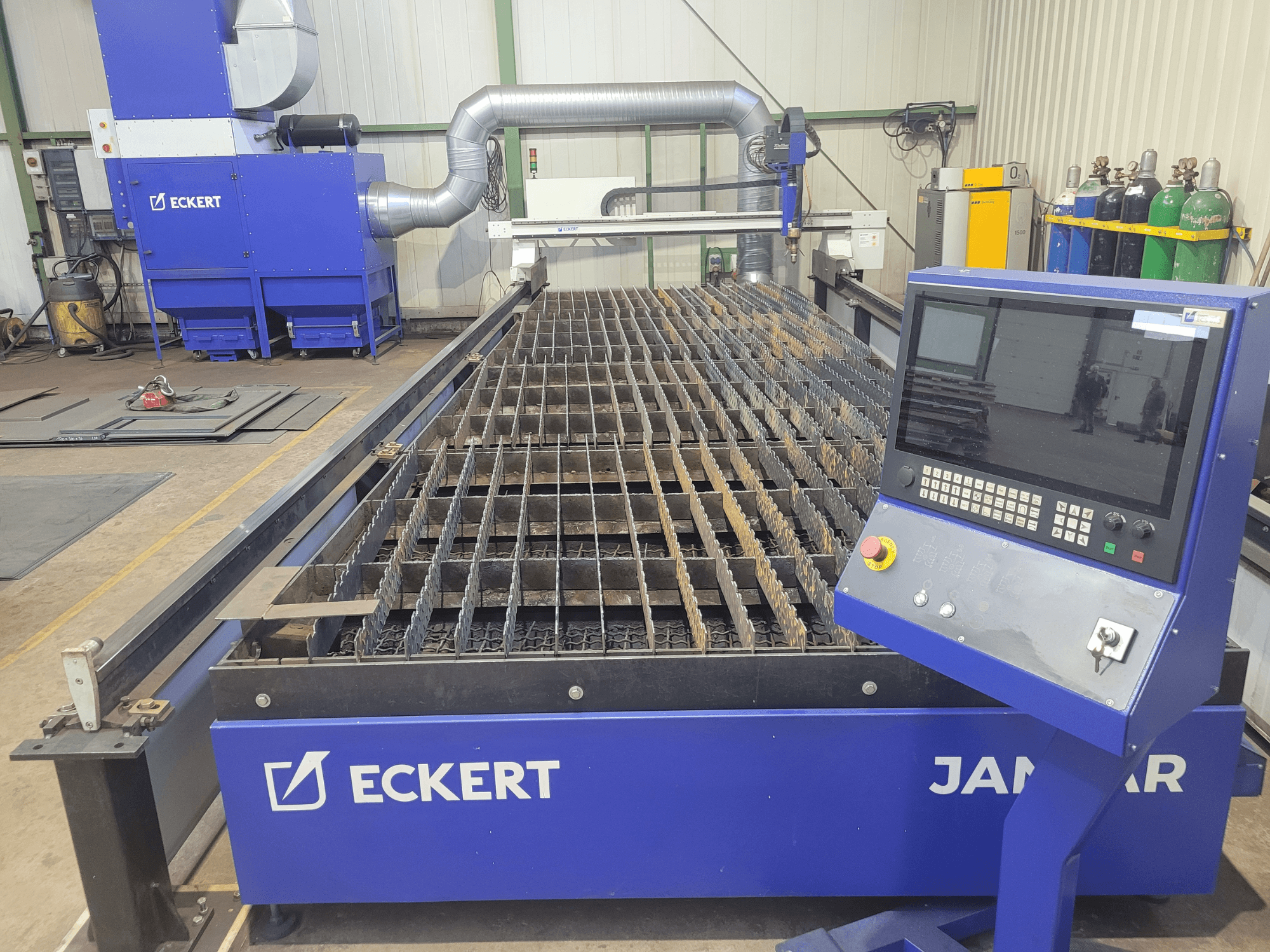 Machine de découpe au plasma ECKERT Jantar 2, vue de face avec panneau de commande et grille métallique pour la découpe de précision.