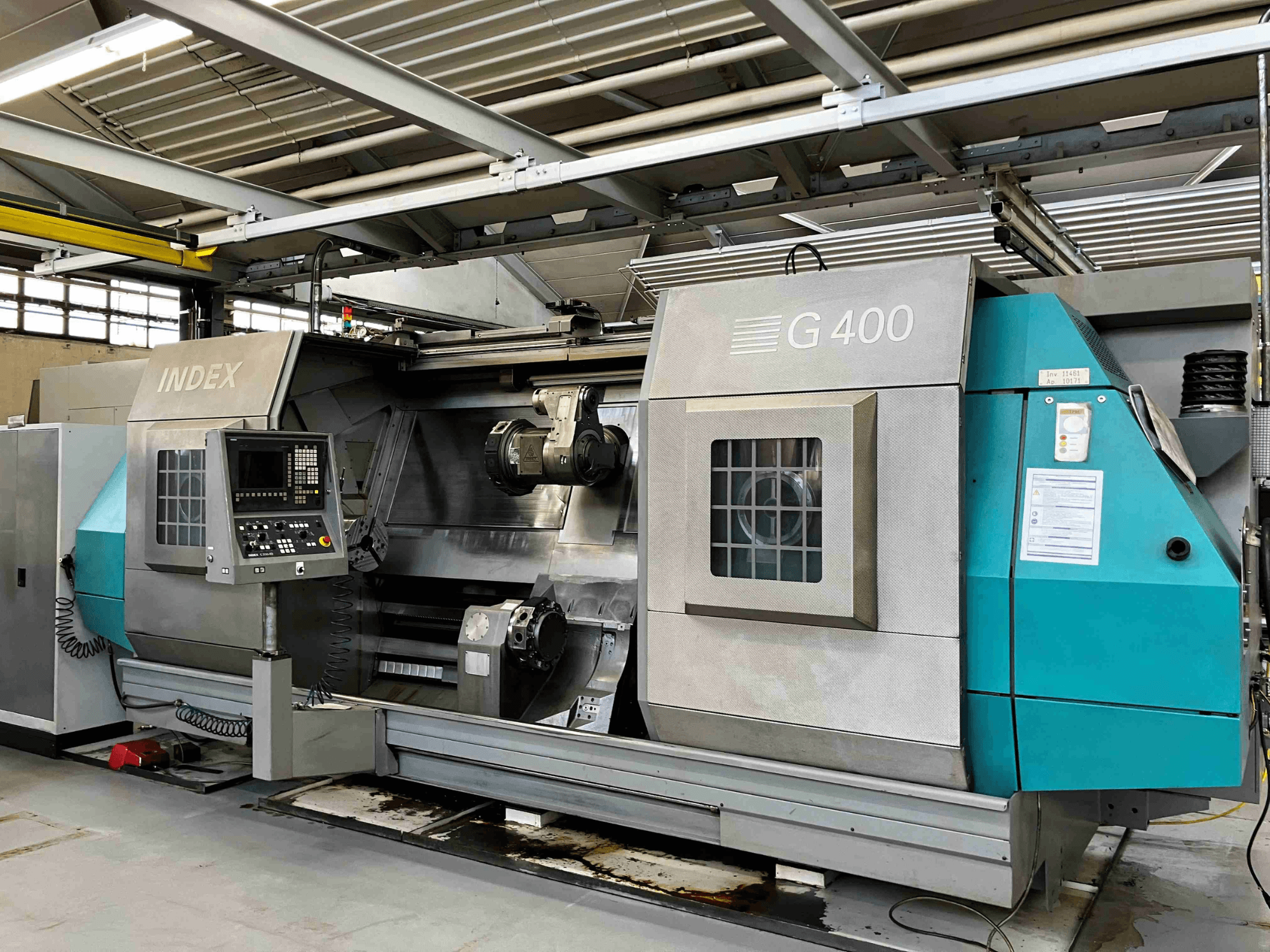 Tour CNC INDEX G400, vue de face, doté d'un panneau de commande avec affichage numérique et d'une double broche pour l'usinage de précision.