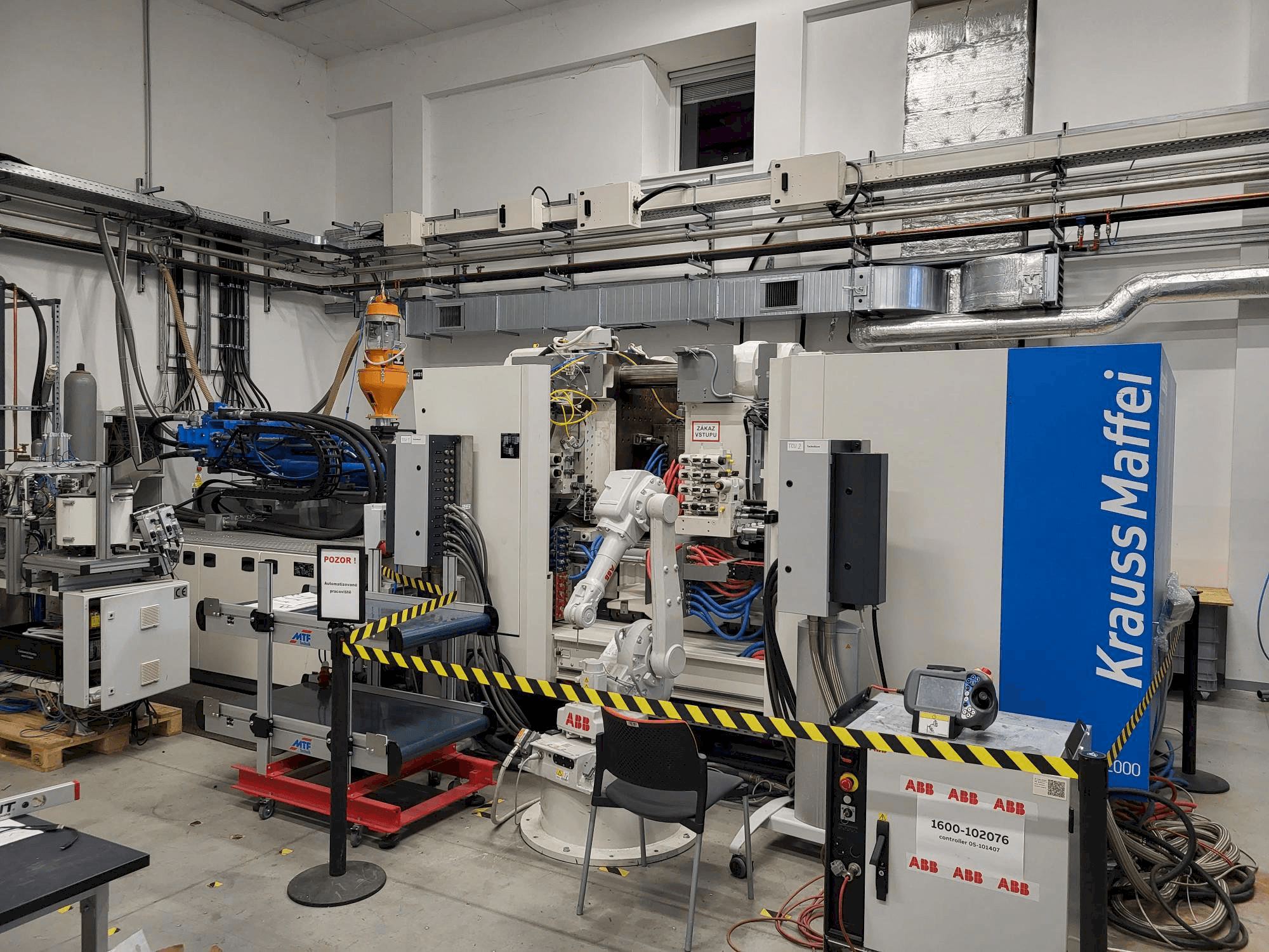 Vue de face de la machine Krauss Maffei GX 451-2000