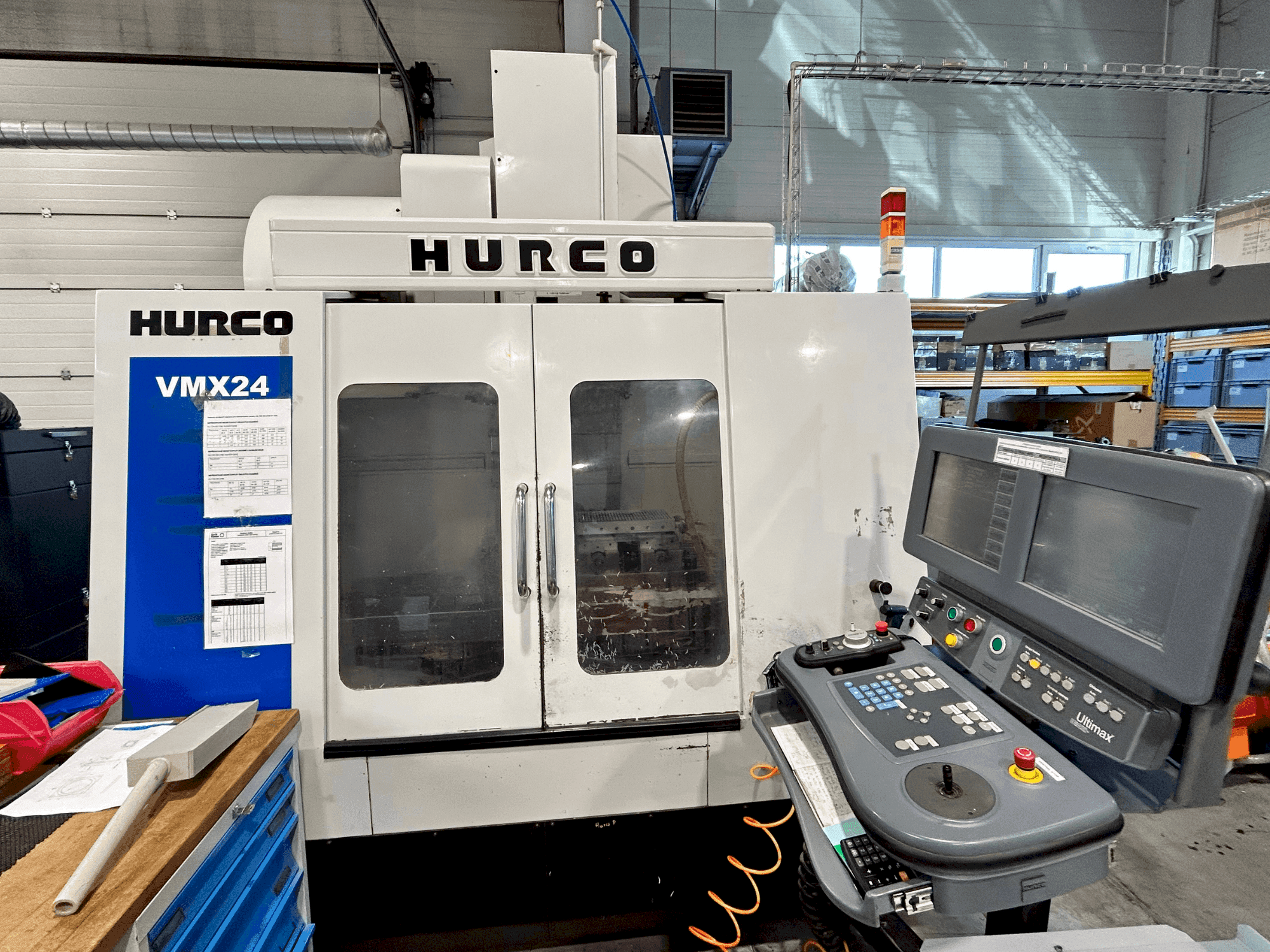 Vue de face de la machine Hurco VMX24