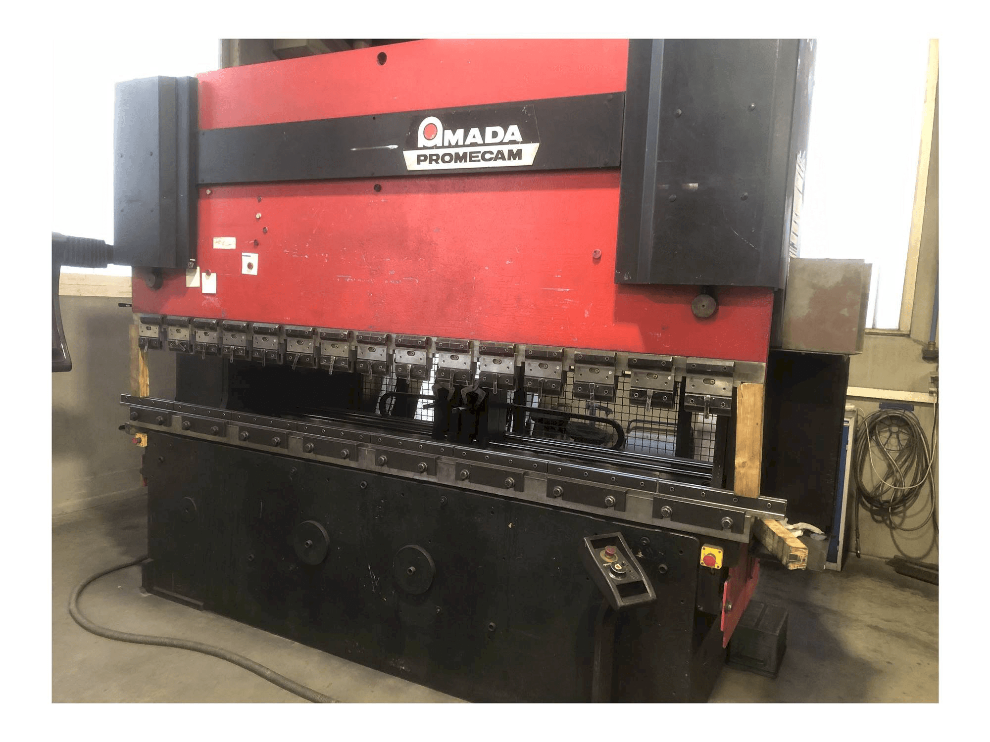 Vue de face de la machine AMADA HFB 125