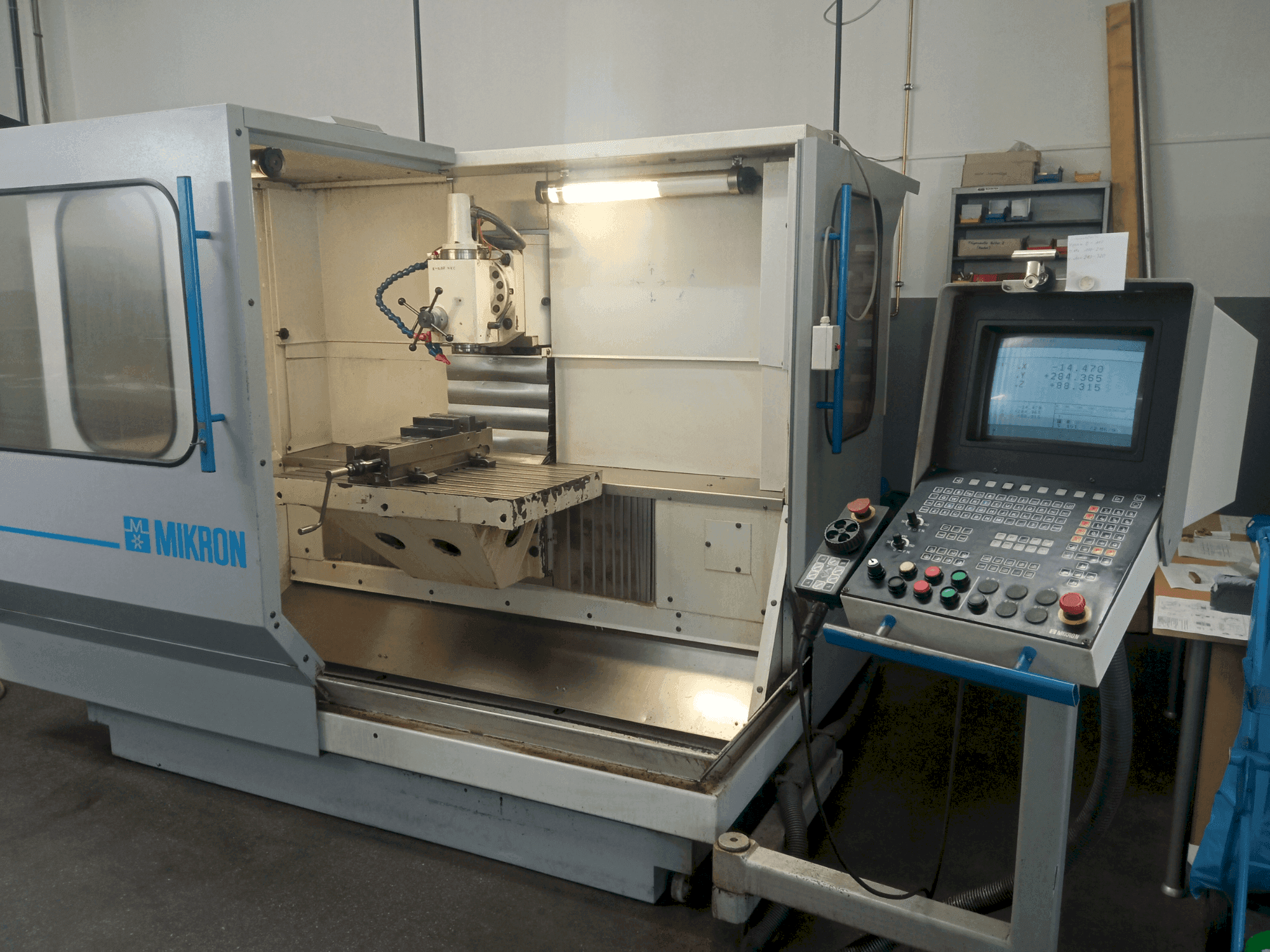 Vue de face de la machine MIKRON UM 600