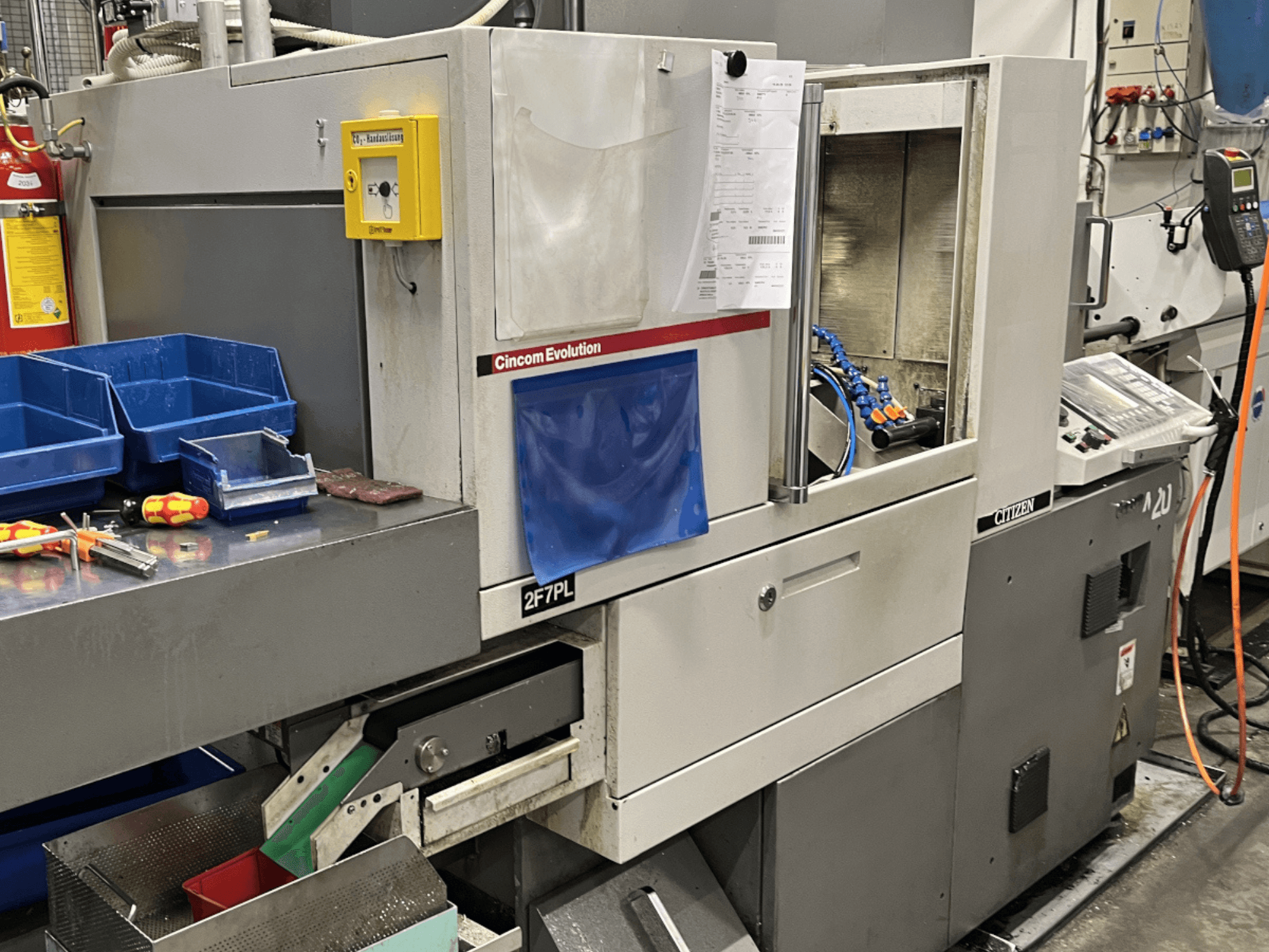 Centre d'usinage Cincom Evolution 2F7PL, vue de face ; comporte des commandes, des bacs à outils et un panneau de commande détaillé.