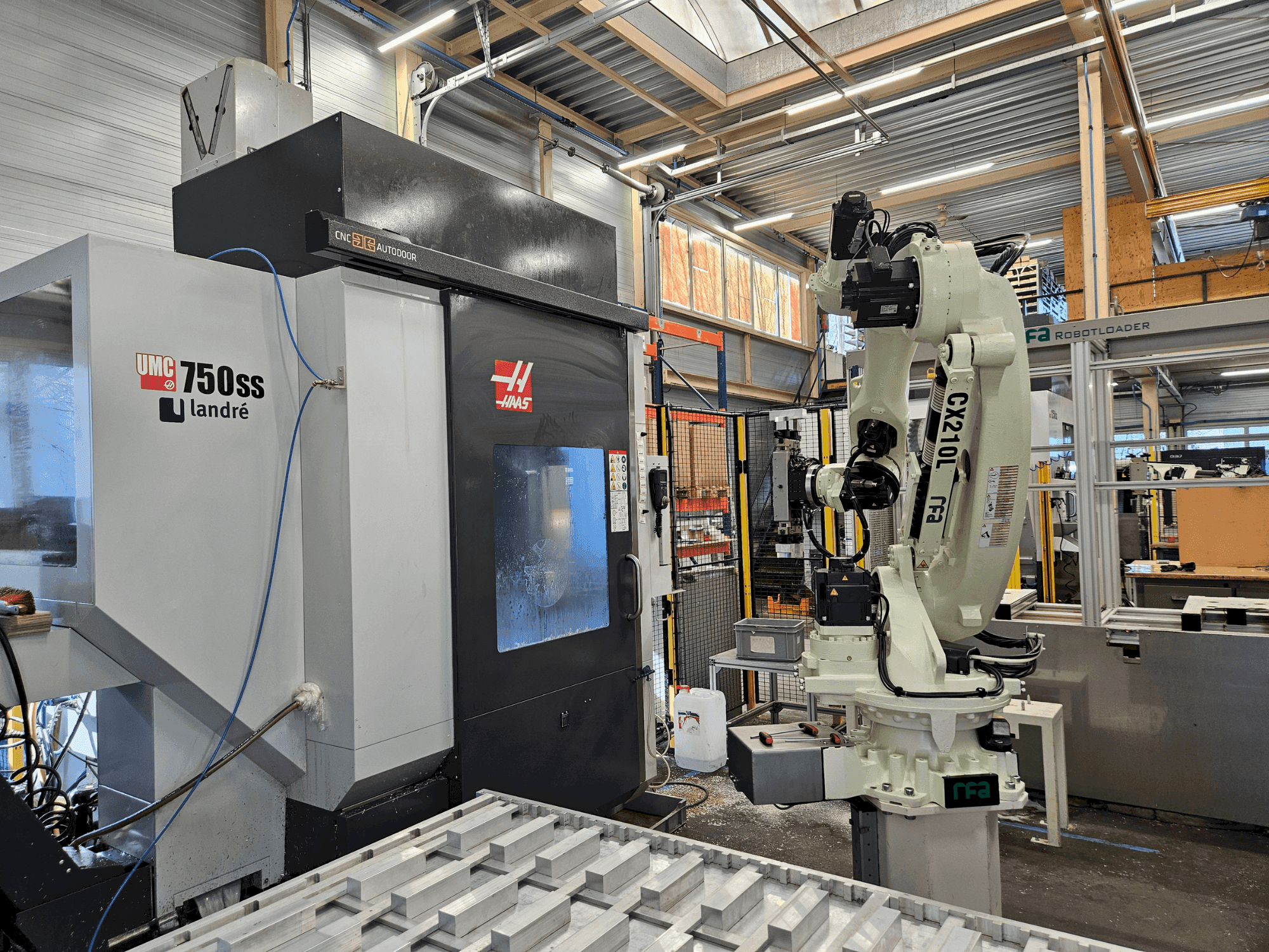 Vue de face de la machine HAAS UMC-750SS