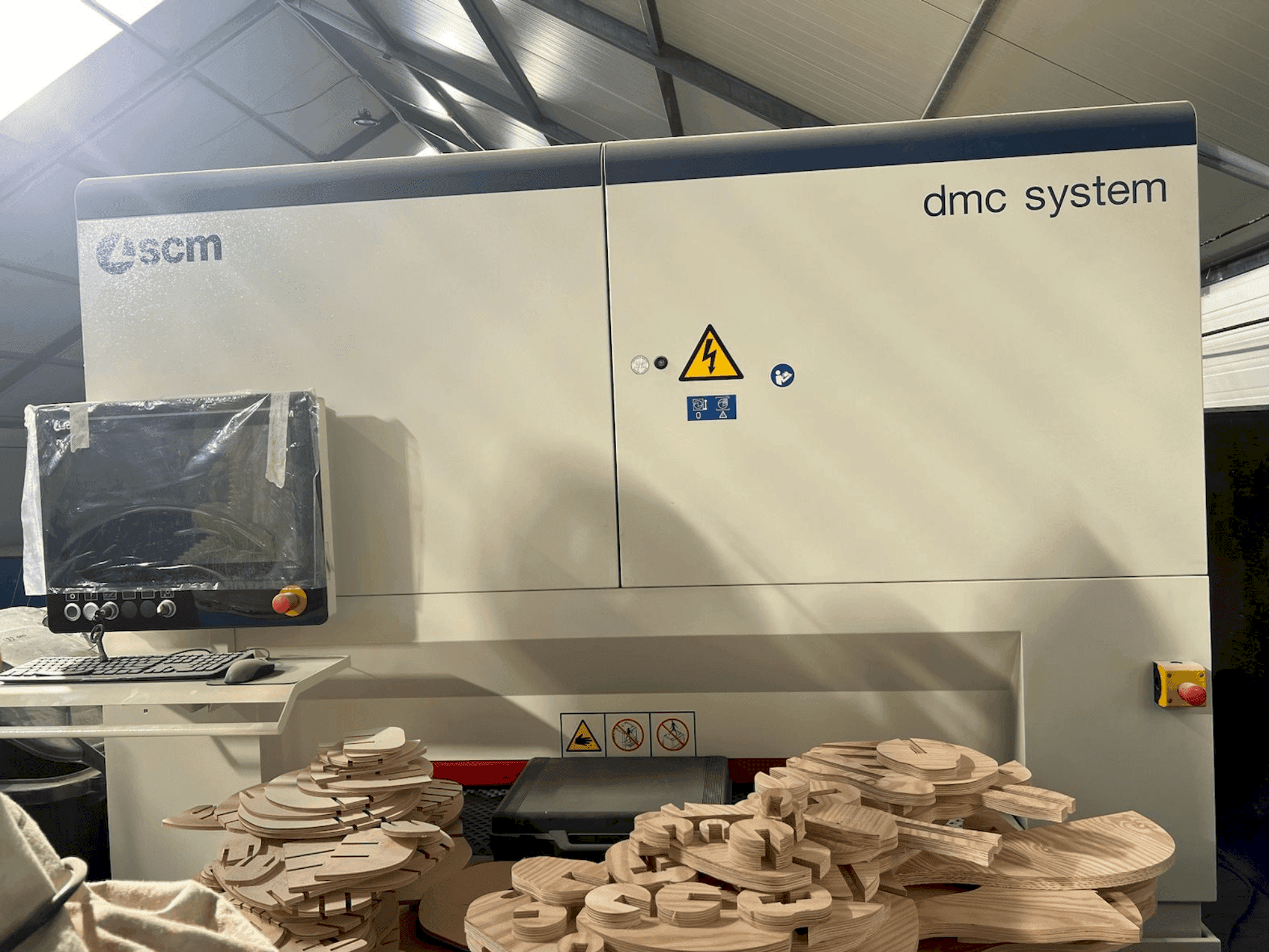 Vue de face de la machine SCM DMC SYSTEM