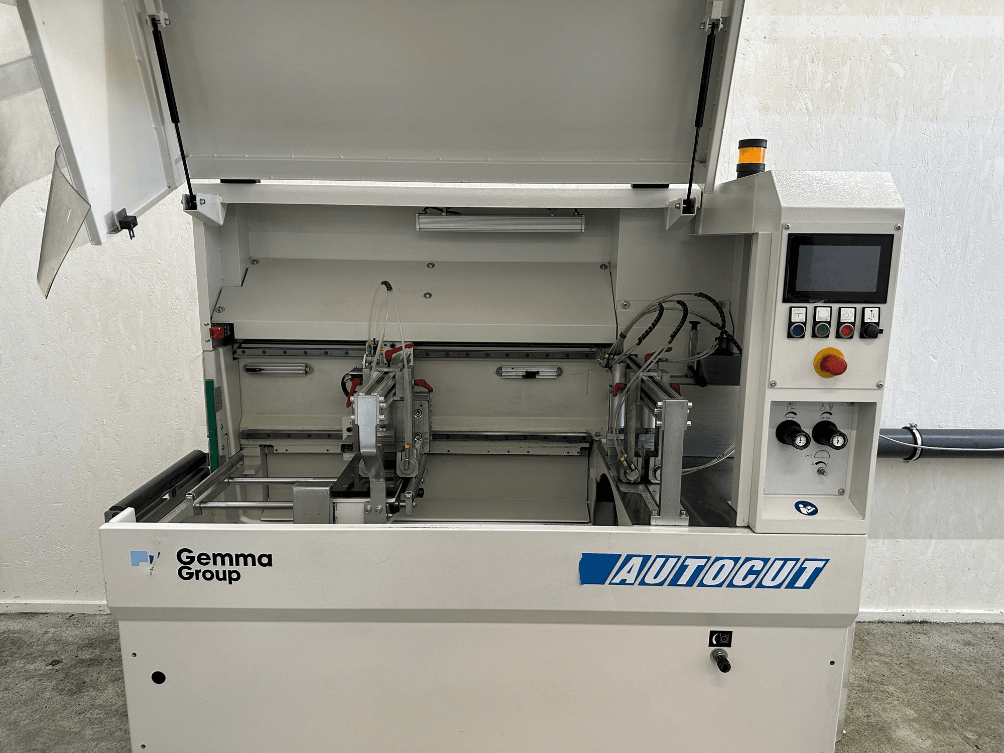 Vue de face de la machine Autocut 550