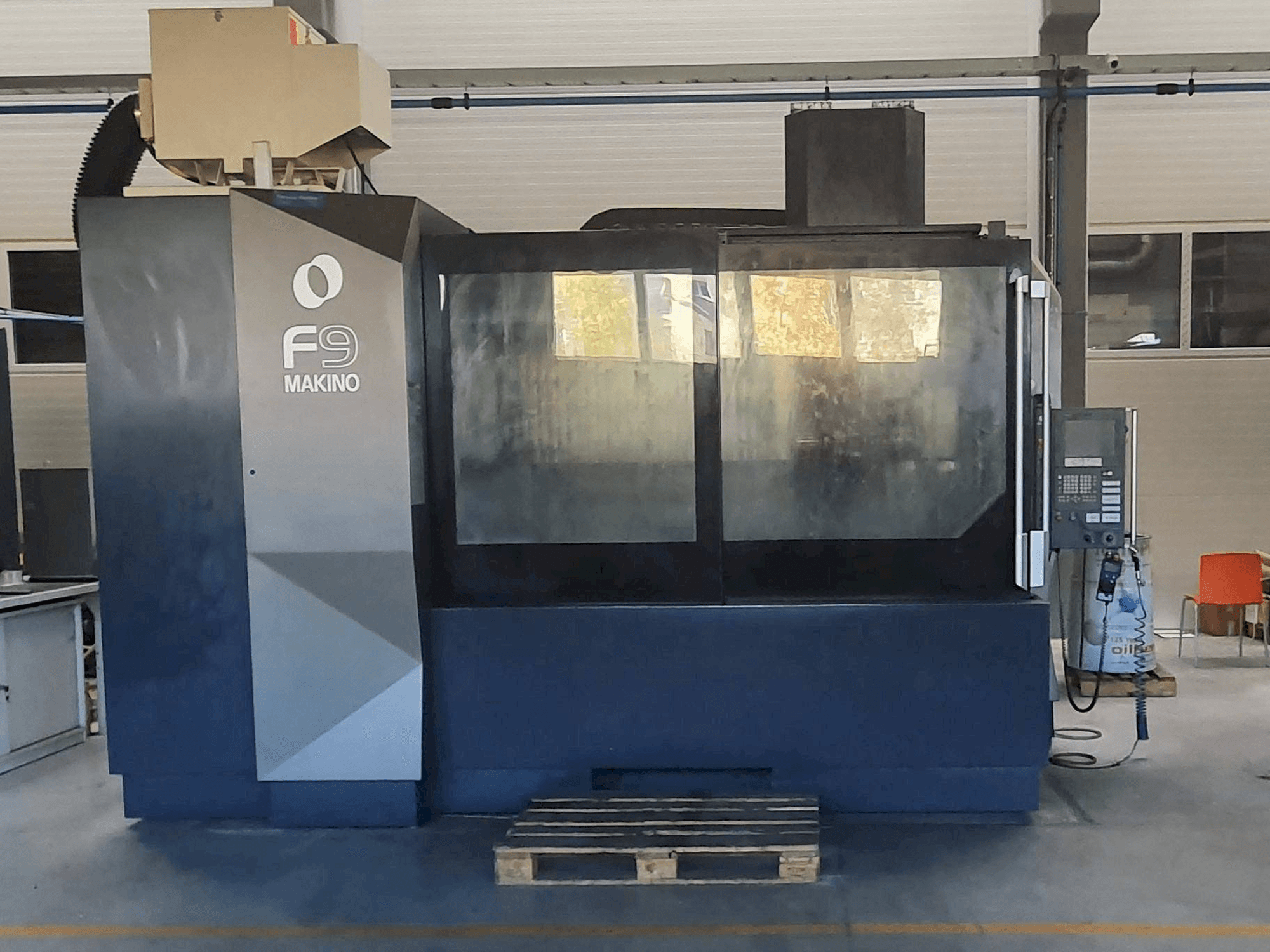 Vue de face de la machine Makino F9