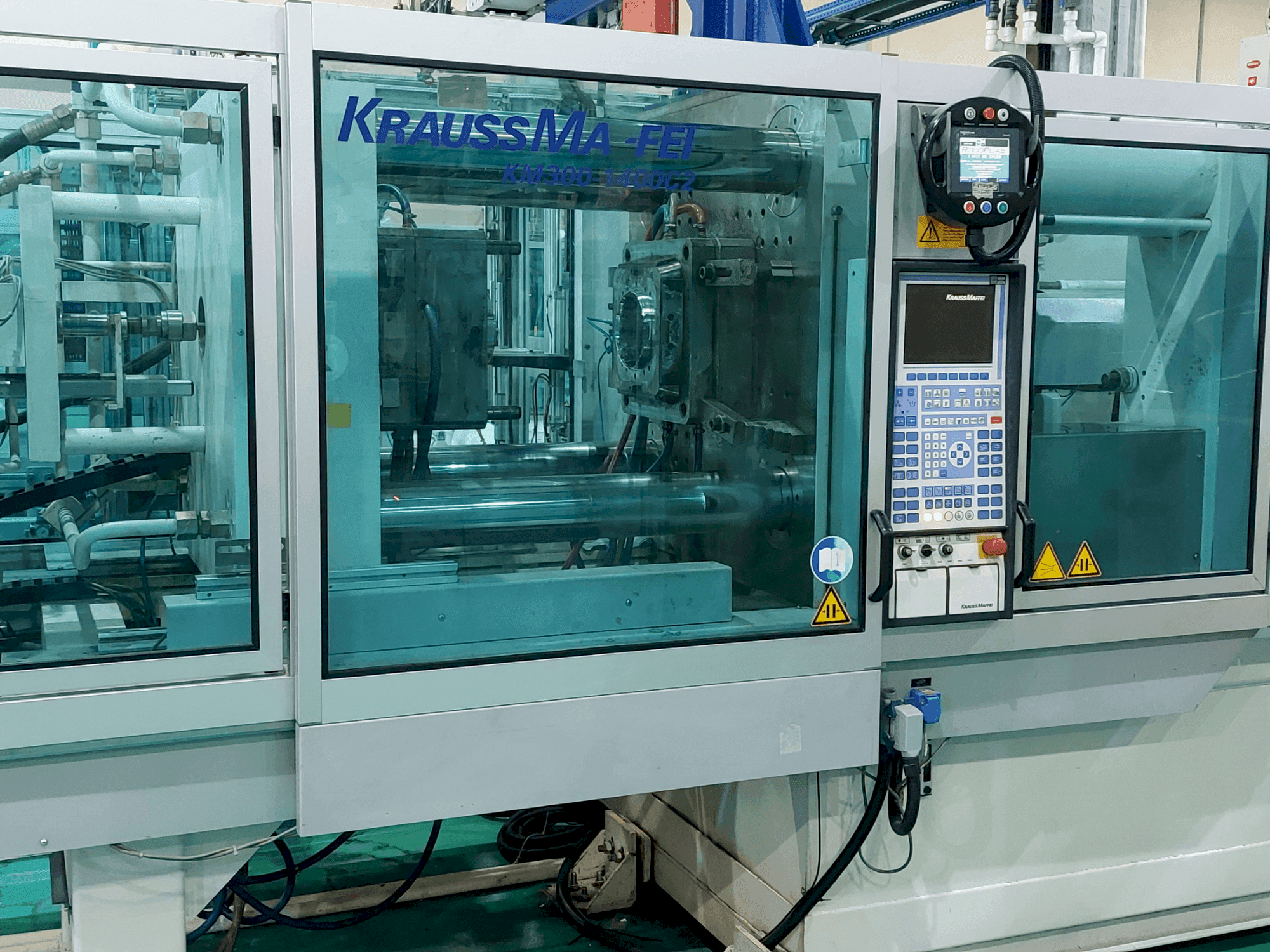 Vue de face de la machine Krauss Maffei 300 – 1400 C2