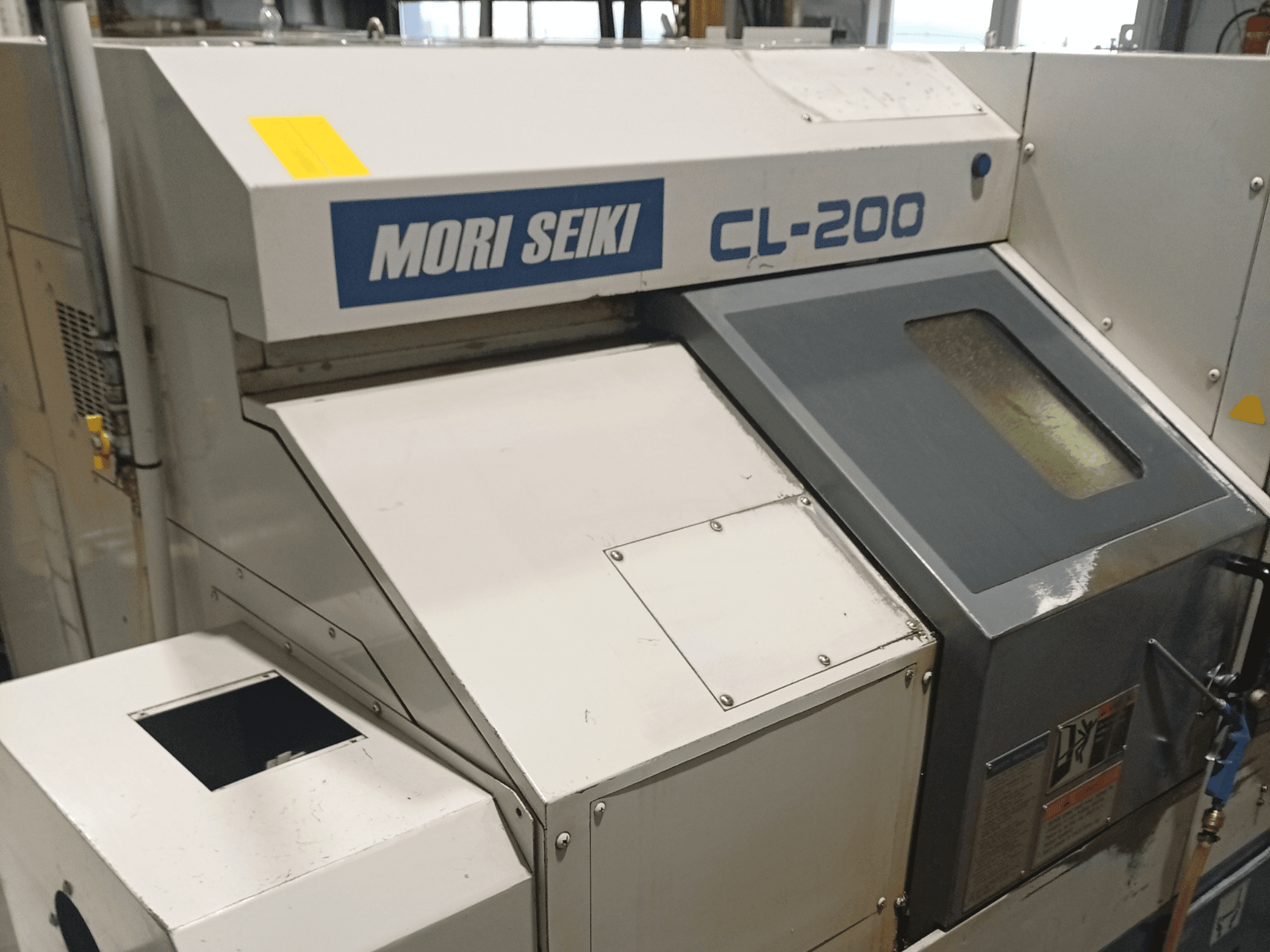 Tour horizontal DMG Mori Seiki CL-200B, vue de face montrant le panneau de commande et les détails de la fenêtre d'arrosage.